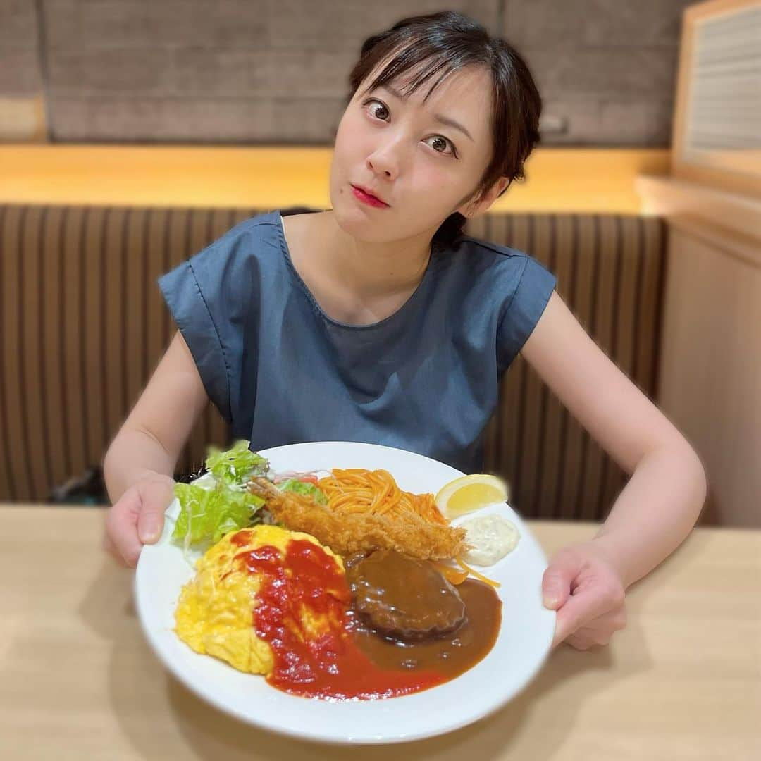 入澤優さんのインスタグラム写真 - (入澤優Instagram)「【お店の宣伝ではないよ安心してね】みんなおつかれ！暑いねー！Ameyoko for sightseeingしてきた！  下町行ったら「大人のお子様ランチ」食べてみて　揚げ物好きには是非🙏  写真に写ってるPRADAの新作バック日本に6点しかないらしい無事getできてよかった🥀🧚🏻‍♀️🧚🏻‍♀️  ざわゆの投稿にいいね♡で応援してね 素敵なコメントも嬉しい♡  #食べ物 #揚げ物 #下町 #お子様ランチ #上野 #ameyoko #japan #japanesegirl  #prada #入澤優 #ざわゆー #ブルベ夏 #ブルベ冬 #ビジョビ #ビジョビジョ #rizinガール  #ミスコン #有名大学生」7月2日 21時19分 - penchan0327