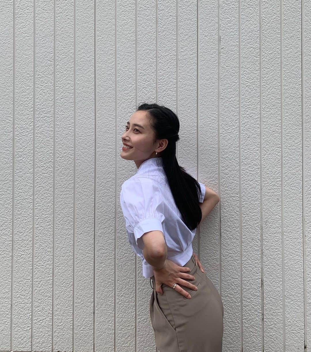 早坂風海さんのインスタグラム写真 - (早坂風海Instagram)「お腹チラリ👀 袖にボリュームがあると腕が細く見える😎 ⁡ ⁡ 7月も頑張りましょう😏☀️ ⁡ ⁡ ⁡ #早坂風海 #カザスタグラム」7月2日 21時33分 - kazami42_official