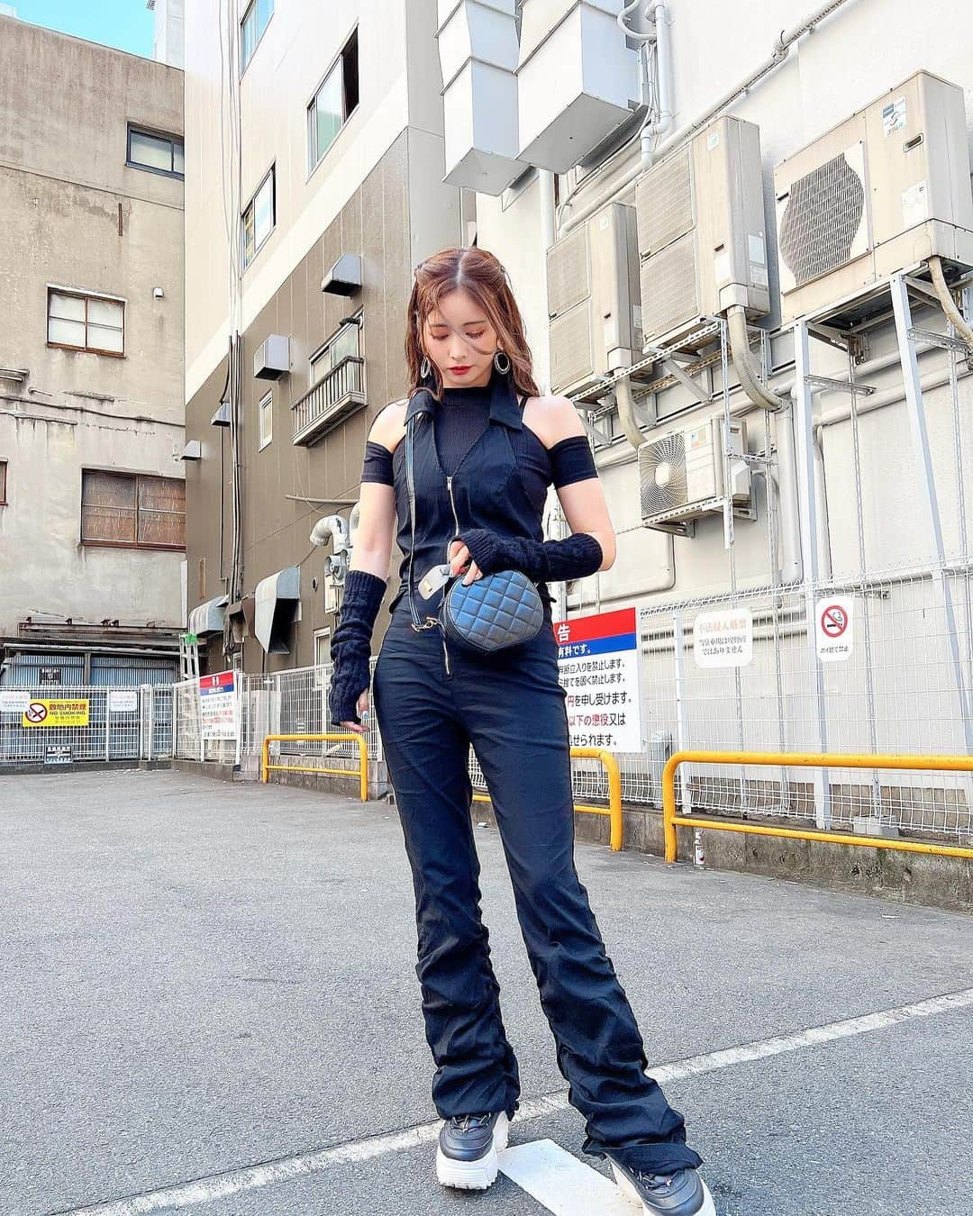 得あゆさんのインスタグラム写真 - (得あゆInstagram)「all Black🖤コーデ🫶🏻 平成ファッション感が好き🖤 ただめちゃくちゃ暑かった🥵💦  tops : @envym_official  all-in-one : @shein_japan shoes : @filausa bag : @jemica_tokyo  ・ ・ ・ ・ ・ ・ ・ ・ ・ ・ ・ ・ ・ ・ ・ ・ ・ ・ ・ ・ ・ #shein#shein購入品#オールインワン#セパレート#ブラック#ブラックコーデ#オールブラック#平成ギャル#ギャル#スニーカー#スニーカー女子#大阪観光#週末#休日の過ごし方#ママコーデ#ママファッション#ママライフ#blacklove#熱中症#駐車場#お散歩#アラサー女子#ヘアアレンジ#大人カジュアル#アームカバー#アームウォーマー#ルーズ#プチプラコーデ#プチプラファッション#大阪デート」7月2日 22時05分 - tokuayu819