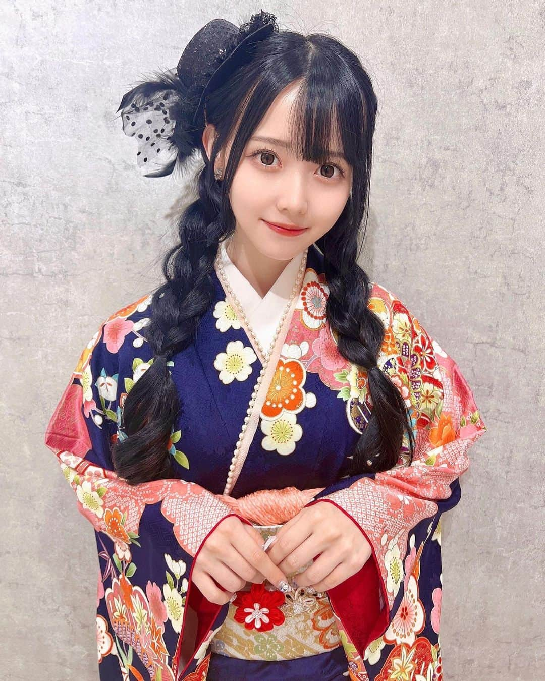 松本ももなさんのインスタグラム写真 - (松本ももなInstagram)「振袖可愛い？どうかな!?👘  せっかく振袖を着る機会なので 珍しく紺を着てみたけど和柄もかわちぃ!!  お友達と一緒に振袖着てプリクラも撮ったよ🤍ིྀ  #友達 #振袖着付け #振り袖 #はたち #振袖 #振袖ヘア #振袖レンタル #振袖前撮り #振袖コーディネート #成人式 #成人式振袖 #成人式ヘア #和服 #kimono #kimonostyle #kimonos #きもの #ふりそでmode #SHIBUYA109 #渋谷109 #pr」7月2日 22時55分 - momona.1012