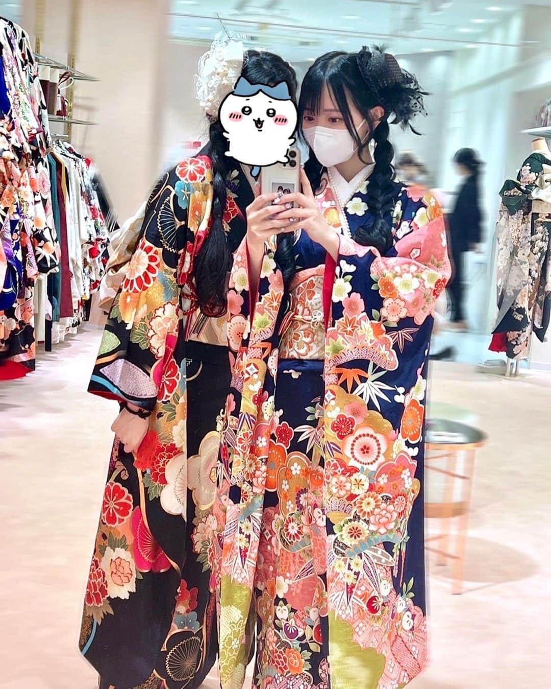 松本ももなさんのインスタグラム写真 - (松本ももなInstagram)「振袖可愛い？どうかな!?👘  せっかく振袖を着る機会なので 珍しく紺を着てみたけど和柄もかわちぃ!!  お友達と一緒に振袖着てプリクラも撮ったよ🤍ིྀ  #友達 #振袖着付け #振り袖 #はたち #振袖 #振袖ヘア #振袖レンタル #振袖前撮り #振袖コーディネート #成人式 #成人式振袖 #成人式ヘア #和服 #kimono #kimonostyle #kimonos #きもの #ふりそでmode #SHIBUYA109 #渋谷109 #pr」7月2日 22時55分 - momona.1012