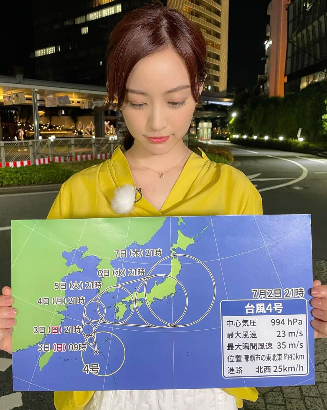 新井恵理那さんのインスタグラム写真 - (新井恵理那Instagram)「台風４号の進路予想はこのようになっています。あす朝にかけて沖縄本島に最も近づく予想ですのでご注意ください。  今日はイラストオンリー! チコとハーポのお散歩で、三谷さんのダメージジーンズが…広がりそう〜！！(*≧∀≦*) #情報7daysニュースキャスター #新井恵理那のweatherニュースキャスター #台風 #三谷幸喜 #散歩 #新井恵理那 #centforce」7月2日 23時59分 - elina_arai