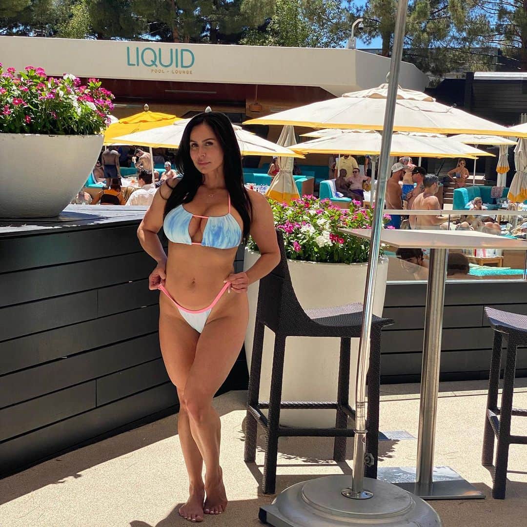 Kendra Lustさんのインスタグラム写真 - (Kendra LustInstagram)「Just a couple #Vegas pics 🙌🏻 with some sexy ladies #poolparty 🍾 #youcantsitwithus」7月3日 3時25分 - kendralust