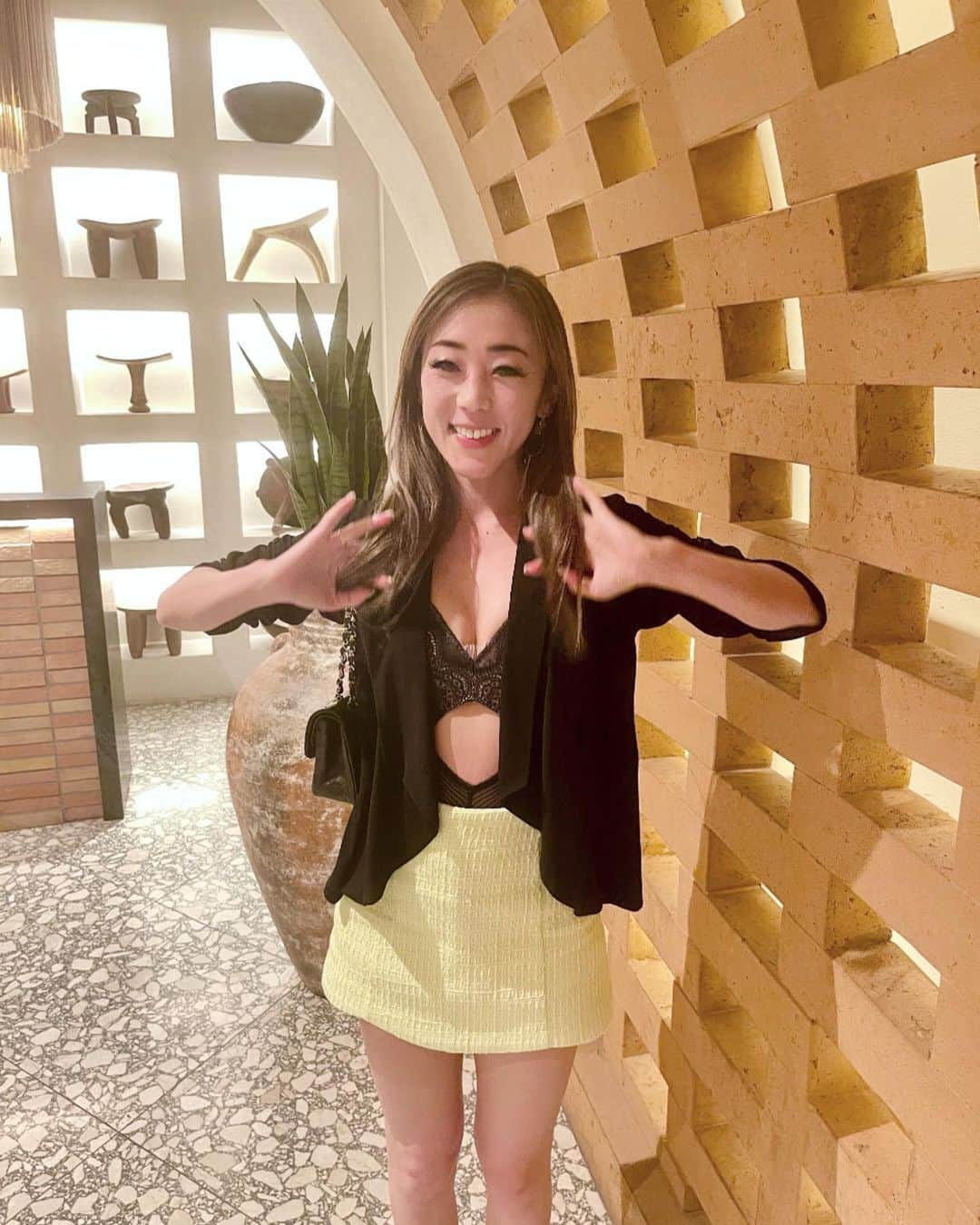 村主章枝さんのインスタグラム写真 - (村主章枝Instagram)「July 4th is Independence Day. So Vegas is little busy👍🏻 I went to “Kassi” at Virgin hotel. This restaurant is built like beach house. And they invite different DJs and you can enjoy food and music😋🎵 The hummus was so delicious 💗💗💗  7月4日は独立記念日です。ラスベガスは少し混んでます👍🏻バージンホテルの「カッシ」に行ってきました。 このレストランはビーチハウスをイメージして建てられています。 色々なDJが曲を回しているので、食べ物と音楽を楽しむことができます😋🎵 ハムスはとても美味しかったです💗💗  #lasvegasfood  #lasvegasrestaurant  #ラスベガス生活  #ラスベガスグルメ」7月3日 14時23分 - fumie.suguri