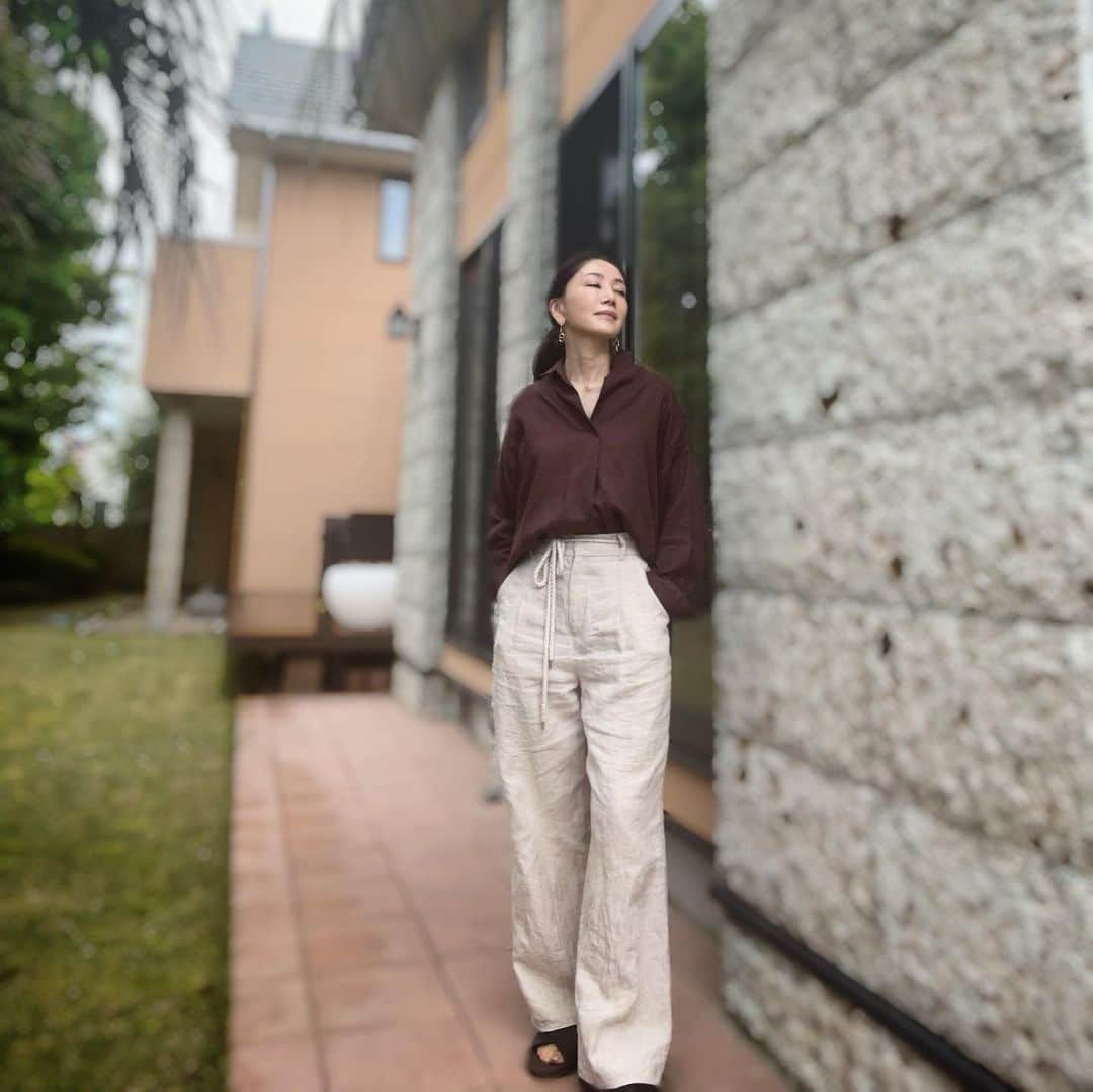 坂村かおるさんのインスタグラム写真 - (坂村かおるInstagram)「さすが暑さに強い椰子の木です🌴 今、成長期！ ・ 風にユラユラ揺れる枝を見てると少し涼しげに感じます。 ・ ・  いつも「いいね！」を頂きありがとうございます。 皆さんのコメントに元気を貰っています😊  #クィーンオブ美魔女 #team美魔女 #美ST #坂村かおる #トータルビューティーアドバイザー #美しく老いる #バランス #美容 #コスメ #ファッション #今日のコーデ #トータルバランス #お洒落な人と繋がりたい #コスメ好きな人と繋がりたい #美意識高い人と繋がりたい #美魔女 #美魔女が変わる #アップデートしてる人と繋がりたい #自分らしくアップデート #椰子の木 #椰子の木がある風景」7月3日 14時58分 - kaoru.sakamura