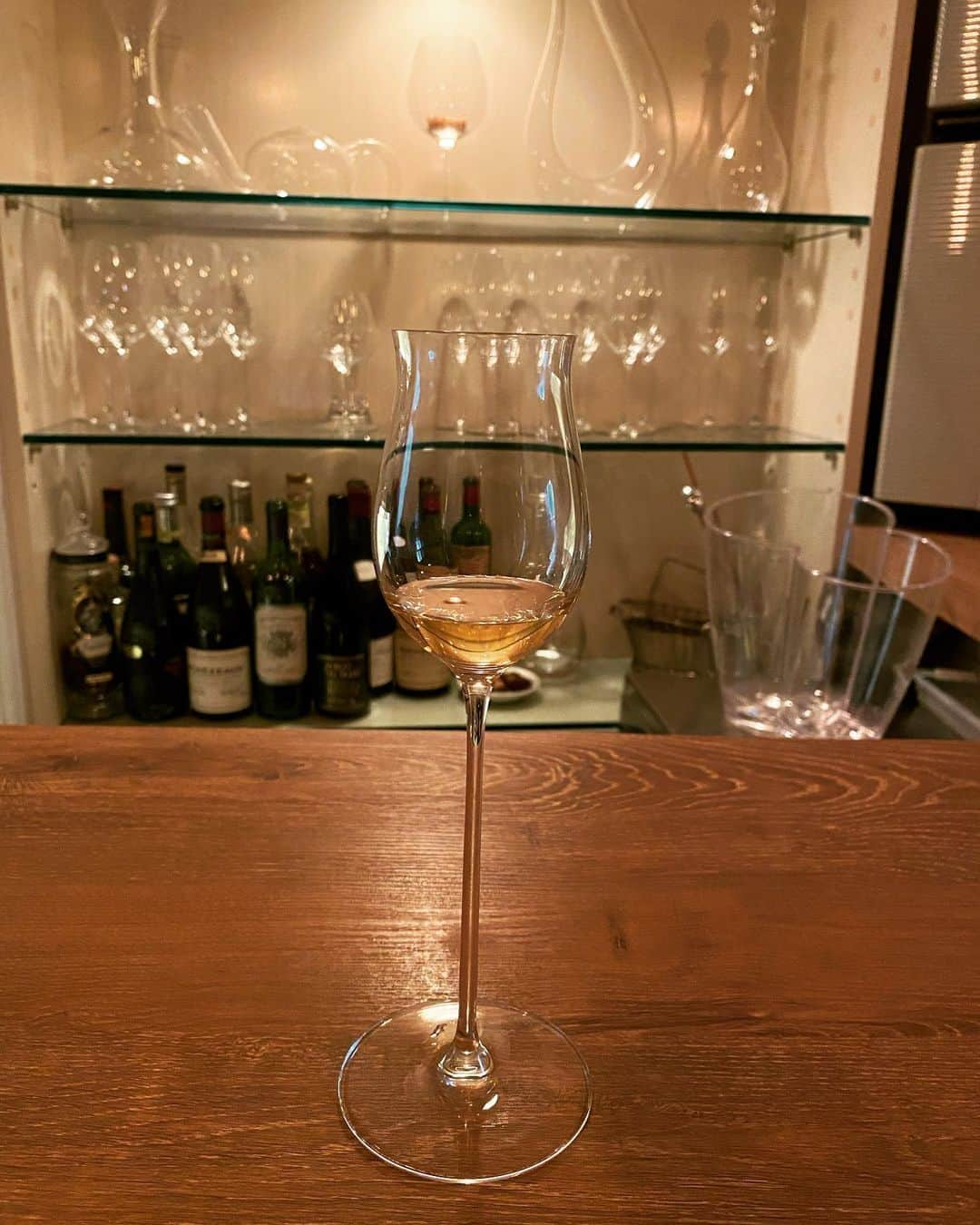 吉山りささんのインスタグラム写真 - (吉山りさInstagram)「🍸 連れてって頂いた新潟の隠れ家BAR 『Vin Octove』さん✨   スープで始まりシュワシュワで乾杯🥂🍾  そして3枚目 ローズのお酒が泣けちゃうくらい美味しくて美味しくて🌹🍾🍸😍💓  度数が40%あるのに3%位にしか感じない飲みやすさ💗😍💕笑  そして何より 香りフェチにはたまらない本気のローズローズ🌹🥰🌹  特別品でもう売ってないらしく そんな貴重なお酒をマスターが出してくれました😍🙇🏻‍♀️✨  こんなに美しい香りは初めて💓💓💓  ローズのお酒ストレートは人生で最高の日でした❣️  ご馳走様でした😍😍😍  @vin_octave   #BAR #お酒 #お酒好き女子  #新潟 #cocktail #🍾 #シャンパン #champagne #ワイン #wine  #リキュール  #ローズリキュール  #roseliqueur  #rose   #チョコレート は世界からお取り寄せ😍❣️ #🍫 真中が特に好き💕    #新潟グルメ  #お洒落bar  #隠れ家バー  #ヴァンオクターヴ    #吉山りさ #モデル #フリーモデル #温泉ソムリエ #温泉女子 #tv  # #pr  #インフルエンサー #happytime」7月3日 16時50分 - oreorerisa