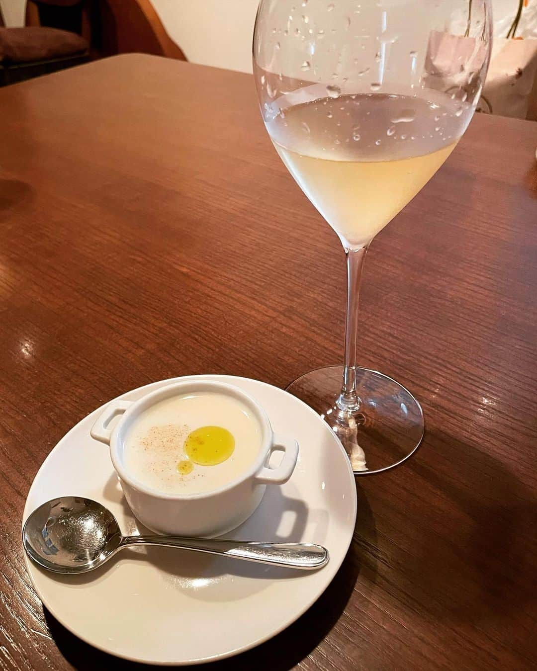 吉山りささんのインスタグラム写真 - (吉山りさInstagram)「🍸 連れてって頂いた新潟の隠れ家BAR 『Vin Octove』さん✨   スープで始まりシュワシュワで乾杯🥂🍾  そして3枚目 ローズのお酒が泣けちゃうくらい美味しくて美味しくて🌹🍾🍸😍💓  度数が40%あるのに3%位にしか感じない飲みやすさ💗😍💕笑  そして何より 香りフェチにはたまらない本気のローズローズ🌹🥰🌹  特別品でもう売ってないらしく そんな貴重なお酒をマスターが出してくれました😍🙇🏻‍♀️✨  こんなに美しい香りは初めて💓💓💓  ローズのお酒ストレートは人生で最高の日でした❣️  ご馳走様でした😍😍😍  @vin_octave   #BAR #お酒 #お酒好き女子  #新潟 #cocktail #🍾 #シャンパン #champagne #ワイン #wine  #リキュール  #ローズリキュール  #roseliqueur  #rose   #チョコレート は世界からお取り寄せ😍❣️ #🍫 真中が特に好き💕    #新潟グルメ  #お洒落bar  #隠れ家バー  #ヴァンオクターヴ    #吉山りさ #モデル #フリーモデル #温泉ソムリエ #温泉女子 #tv  # #pr  #インフルエンサー #happytime」7月3日 16時50分 - oreorerisa