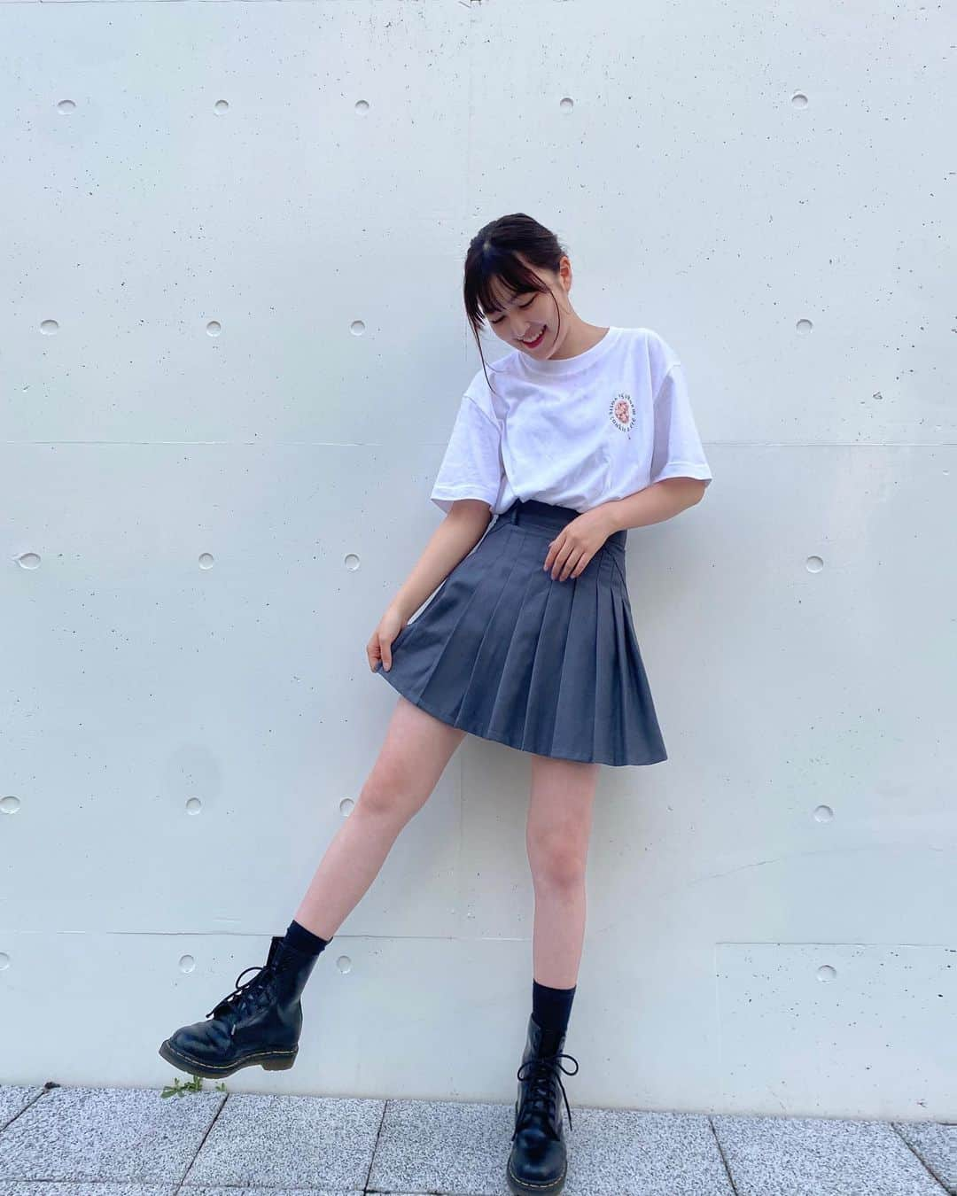 野崎奈菜さんのインスタグラム写真 - (野崎奈菜Instagram)「⁡ #なないろくろーぜっと　 最近は甘々というよりもシンプルが好きになってきました🫶🏻 ⁡ このTシャツのホームページ https://eastwoodswear.com/items/62b3e374288b8067054dfe0d ⁡ ロンTバージョン https://eastwoodswear.com/items/62b3e4570536246d6dbae395 ⁡ 私がデザインしたTシャツ、ロンT ぜひ買ってください🤍☺︎ すごく使いやすいです！ ⁡ #野崎奈菜#高校生#05#高校生コーデ#153cm#153cmコーデ#低身長#低身長コーデ#骨格ストレート#骨スト#骨格ストレートコーデ#今日のコーデ#夏服#夏服コーデ#白tコーデ#モノクロ#ワントーンコーデ#白黒コーデ#なないろくろーぜっと#ootd#ootdfashion#fashion#code#coodinate#instagram#instagood」7月3日 18時05分 - lunelapin_na7