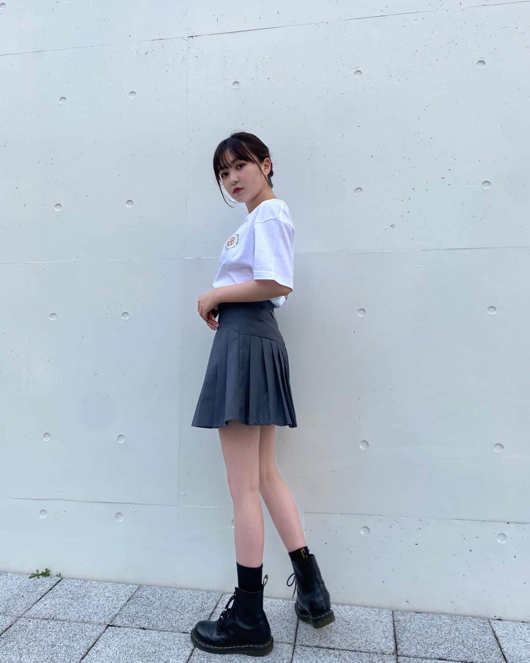 野崎奈菜さんのインスタグラム写真 - (野崎奈菜Instagram)「⁡ #なないろくろーぜっと　 最近は甘々というよりもシンプルが好きになってきました🫶🏻 ⁡ このTシャツのホームページ https://eastwoodswear.com/items/62b3e374288b8067054dfe0d ⁡ ロンTバージョン https://eastwoodswear.com/items/62b3e4570536246d6dbae395 ⁡ 私がデザインしたTシャツ、ロンT ぜひ買ってください🤍☺︎ すごく使いやすいです！ ⁡ #野崎奈菜#高校生#05#高校生コーデ#153cm#153cmコーデ#低身長#低身長コーデ#骨格ストレート#骨スト#骨格ストレートコーデ#今日のコーデ#夏服#夏服コーデ#白tコーデ#モノクロ#ワントーンコーデ#白黒コーデ#なないろくろーぜっと#ootd#ootdfashion#fashion#code#coodinate#instagram#instagood」7月3日 18時05分 - lunelapin_na7