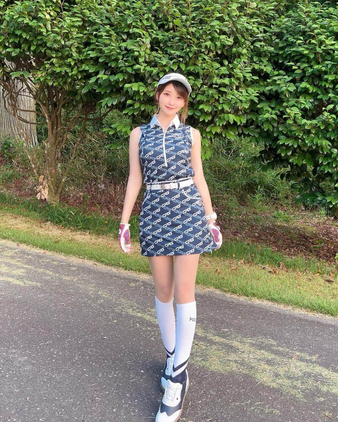 MAYUさんのインスタグラム写真 - (MAYUInstagram)「. またまたアーリーバード行ってきたよ🕊 . 朝イチはそんなに暑くないから前半は快適ゴルフできた⛳️✨ 後半になるともう暑かったよ〜🥺☀️ . おにゅーウェア着てみた💙 総柄でかっこいいの✨ ネイビー地に白文字ってオシャレにみえて好きだな💙🤍 @cpggolf_official  . ３、4枚目は朝日を浴びてる時🤳☀️ . . #golf#golfwear#golfclub#golfcourse#golfer#golfgirl#golflife#golfstagram#cpg#cpggolf#cpgapparel#ゴルフ女子#ゴルフ#ゴルフウェア#ゴルフコーデ#シーピージー#シーピージーゴルフ#アーリーバード」7月3日 18時07分 - mayu.kina_golf