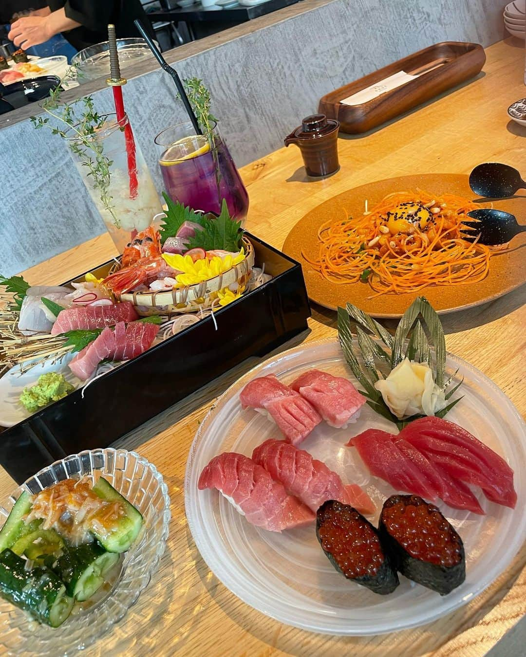 まゆぴちゅーさんのインスタグラム写真 - (まゆぴちゅーInstagram)「写真映え間違いない お寿司ダイニング🍣🍴♡  銀座にある『かどはち』さんに行ってきた〜❤︎  ▶︎ @kadohachiginza   ここの名物の「玉手箱」は、 季節のお刺身6種類が入ってるやつなんだけど 名前の通り開けると煙がもくもく立ち上がって SNS映えがすーんごい🥺🥺✨✨✨  お鮨と、エンガワのユッケと、 サーモンとアボカド炙りユッケ寿司と、 ボルケーノロールってゆーのが 動画のいくらがかかってるやつで❤︎❤︎  これらを頼んでシェアしたんだけど、 もう全部全部美味しすぎて感動の嵐😭💓  飲み物もこだわったドリンクが多くて 映えるのもあったよぉ〜🤍  夜は銀座の夜景を眺めながら楽しめる、 デートにも会食にもぴったりなとこでした♡ . . .  PR @kadohachiginza #かどはち #銀座グルメ #寿司ダイニング #銀座寿司 #銀座ディナー  #銀座デート #東京グルメ #インスタグルメアワード2022 #寿司スタグラム」7月3日 18時44分 - mayu_03pichu