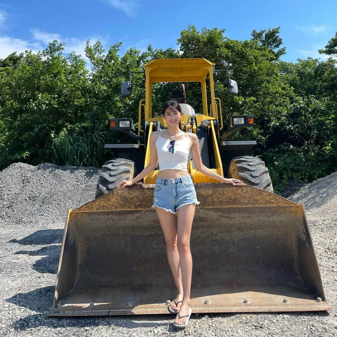 あゆみさんのインスタグラム写真 - (あゆみInstagram)「伊豆大島🌿20220701-02 . 初上陸！調布飛行場から25分✈︎  1日目 泉津の切通し→地層大切断面→寿し光ランチ→トウシキ海岸→トリトンのアイス→秋の浜飛び込み→野田浜→居酒屋島  1周1時間とかの島って移動距離気にせずしたいこと全部できるのいいよね！またひとつ最高の思い出、最高の夏の幕開け🌤旅は記憶の財産でっす #おかトン #伊豆大島 #旅行」7月3日 18時50分 - ayumiiii26