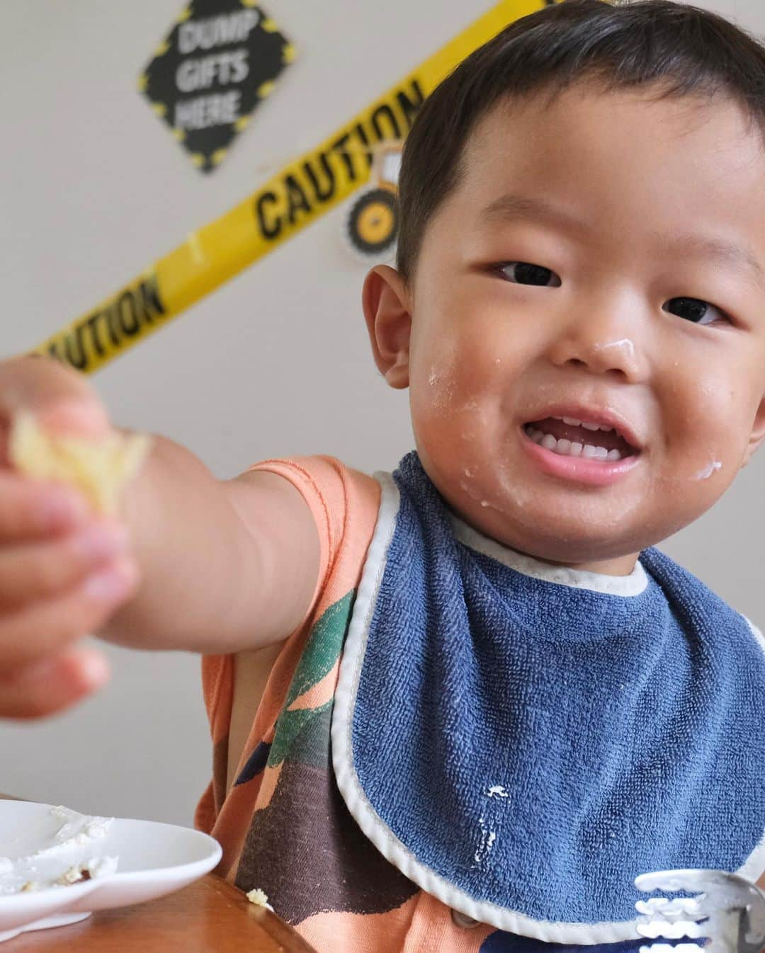 武智志穂さんのインスタグラム写真 - (武智志穂Instagram)「たからものちゃん達、2歳のお誕生日おめでとう🎂👦🏽👦🏽💕  1歳の時と比べると、ロウソクの火を「ふぅ〜」と消して、お誕生日の歌が歌えるようになっていました。 すくすく元気いっぱいに成長中です🪴  いつも応援してくれているみなさま、いつも甘えさせてくれるみんな、今後とも引き続きえいけんをよろしくお願いいたします🫶🏻  #えいけんdiary #二卵性双生児 #双子ママ #双子育児 2.3枚目は、ママにひと口どうぞ〜してくれているところ🥄」7月3日 18時53分 - shiho_takechi