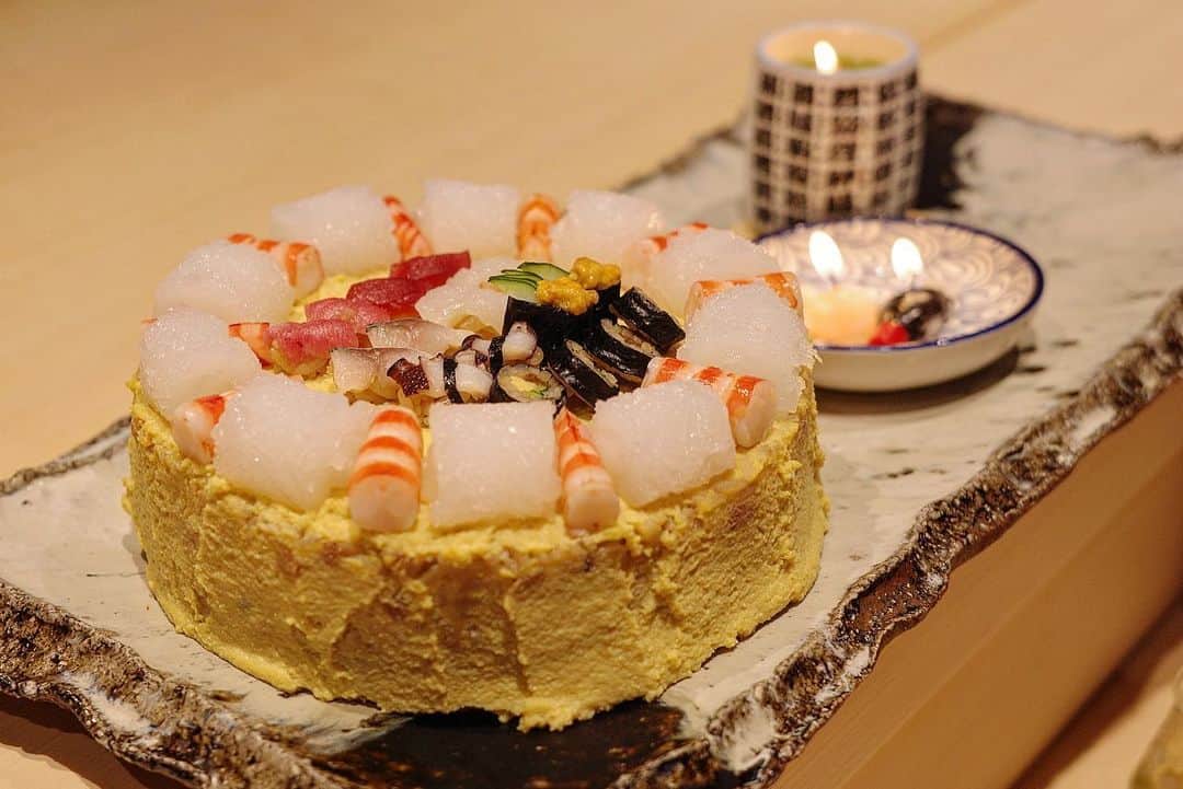 Mai Wakimizuさんのインスタグラム写真 - (Mai WakimizuInstagram)「お鮨dinnerの後は、今月お誕生日を迎えるわっちに特製お鮨ケーキ(2枚目)でお祝い♡手間暇かかったこのお鮨ケーキ、最後はちらし寿司に早変わり！ミニチュアサイズ感伝わるかな？まるでシルバニアの世界で皆大興奮でした＼(^o^)／私にも出産頑張ってね、とお花を♡最近この3人時間がまた増えて嬉しい♡ #wakkingourmet#高橋謙太郎#大阪 #happybirthday#妊娠9ヶ月#マタニティ」7月3日 19時10分 - wakkin__m