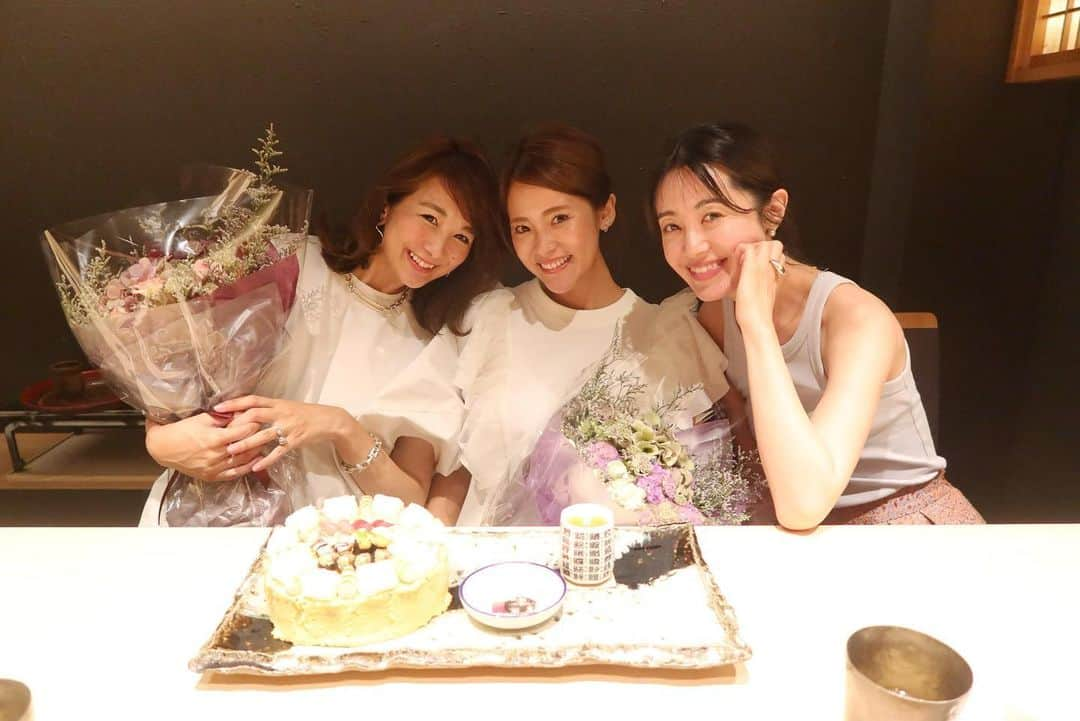 Mai Wakimizuさんのインスタグラム写真 - (Mai WakimizuInstagram)「お鮨dinnerの後は、今月お誕生日を迎えるわっちに特製お鮨ケーキ(2枚目)でお祝い♡手間暇かかったこのお鮨ケーキ、最後はちらし寿司に早変わり！ミニチュアサイズ感伝わるかな？まるでシルバニアの世界で皆大興奮でした＼(^o^)／私にも出産頑張ってね、とお花を♡最近この3人時間がまた増えて嬉しい♡ #wakkingourmet#高橋謙太郎#大阪 #happybirthday#妊娠9ヶ月#マタニティ」7月3日 19時10分 - wakkin__m