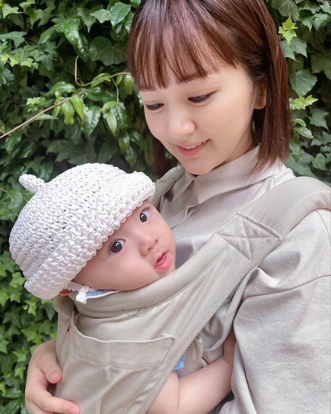 浜田翔子さんのインスタグラム写真 - (浜田翔子Instagram)「新しい抱っこ紐♡  首が座ってから（4ヶ月〜）使える 抱っこ紐　キューズベリー NICO @cuseberry.official   新生児の時から使える抱っこ紐も キューズベリーのZEROがお気に入りだったので、今回も キューズベリーにしました‼︎  私の体型にピッタリで 【パパ、ママ兼用もできます！】 NICOはどんどん重くなってきた坊やも肩、腰負担も 肩紐、腰ベルトのふかふかクッションのおかげ、 長時間でも楽です。  寝かしつけもこれ使ってるし、 おんぶもできちゃう！ （お料理作ってるときはおんぶにしてる）  私のカラーはサンドベージュ‼︎ 服にも合わせやすいカラーが多いのが嬉しい。  前部分にあるポケットは 携帯入るし これからの時期、保冷剤も入ります‼︎🧊  １つ１つ丁寧に造られているので、 ネットでも人気でカラーによっては売り切れのものも‼︎ 再販日があるようですが、、早めに狙っておくのもおすすめです‼︎🗒  おそろいって方や NICOも購入するか悩んでるとき 『使ってますが、おすすめですよ！！』ってメッセージいただいたり嬉しかったです😌私もここ3週間使いお気に入りです‼︎  また、YouTubeでもレポしますね✨  #抱っこ紐　#キューズベリー #キューズベリーnico #cuseberry #抱っこ紐選び  #抱っこ紐コーデ」7月3日 19時13分 - shoko_hamada
