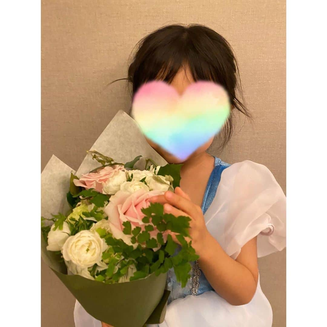 松尾依里佳さんのインスタグラム写真 - (松尾依里佳Instagram)「妹の結婚披露宴では、娘は自分で選んだドレスを着て、朝からヘアセットもしてもらい、終始嬉しそうでした♡  妹夫婦から#デジタルトイカメラ をプレゼントしてもらい、それがどハマり！ ずっとシャッターを押しつづけ、高砂での記念撮影も自分で撮りたがっていました😂  妹は姪であるうちの娘を本当に可愛がってくれていて、娘もそんな叔母のことが大好きなんです！☺︎  #披露宴 #子連れ披露宴 #娘 #4歳 #お開き後に会場のお花をいただきました」7月3日 19時37分 - erika.matsuo