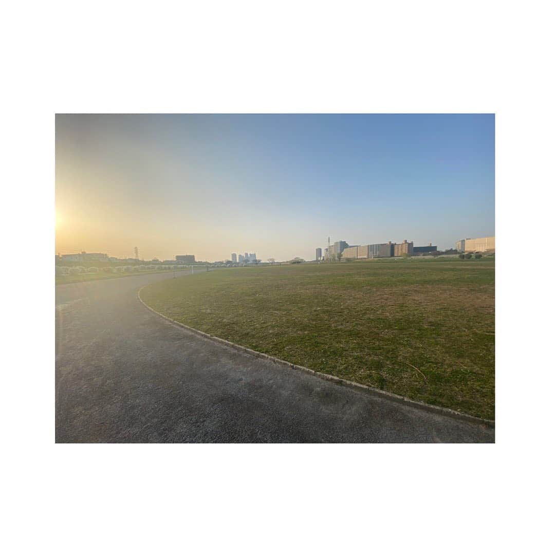 三宿菜々さんのインスタグラム写真 - (三宿菜々Instagram)「. 浜ちゃんが! 4週連続出演 ありがとうございました🙏🏼  今回はとても思い入れが 強かったので振り返らせて下さい😂😂  凄くざっくりにはなりますが 20名で400m走を競って 上位2名が別のロケ行けるよ っていう企画内容でした。  最初は正直、むりだって思ったし 若い子と走るなんて不利だとか 逃げる理由探したりしたけど  やると決めてからは 絶対に負けたくなくて すぐにランシュ👟を買いに行き 練習を始めました❕  とはいえ まともに走ったのなんて子供の時ぶりで 400mがどんなもんかもわからず とりあえず走ってみよう! と試したら 走り切ることすら出来なかったです💦  速攻、『配分』の大切さを学びました。  そこから親友（趣味：マラソン）に相談したら プロの方にコツを聞いてくれたり 自らタイム測ってくれたりして🥲  とにかく短期間で400m 早く走れるようになる為に できる限りのことをしました。  その１ヶ月はもう 精神的にも追いやられてたので 周りにたくさん支えてもらい 感謝しかなかったです  そして当日、楽屋入ったら 私より背の大きい子や 10代の子までいて とてつもない緊張が込み上げてきて 震え上がりましたが いざ始まったら一切不安はなく ペースが乱れることもなく 前に人がいても気持ちに余裕があって 練習ってすごいなと実感🥹  途中から、 こんだけやってきて 誰にも負ける訳がないなと 自信さえ持てていました.  無事に予選も決勝も 一位で終わることができて 安堵の涙が🥲  え、 これバラエティの話だよね? そんなガチな人いる? と何人にも言われたけど😂😂  バラエティとか関係なく しぬほど負けず嫌いなんだと 思い知りました😂  振り返っても、 初めから負ける気なんて 一ミリもなかったなと。  それくらいマイナス要素は しっかり潰して挑めました.  3分以内で走り切るのがやっと だったのが2分台キープ 最後は400mやってる方の 平均タイムまでいけました❕  ロケに行けたことはもちろん、 こんなに頑張れてよかったと 本当に思います🥹  応援してくれていた周りの方へも 結果で返せてよかったです😭😭  長くなりましたが 私の伝えたいことは やればできる❕という 至ってシンプルな一言です  感慨深い回になりました。 #31歳やりました #ネイルもゴールド #げんかつぎ #たぶん一人だけ命がけ #浜ちゃんが」7月3日 20時50分 - mishuku_nana