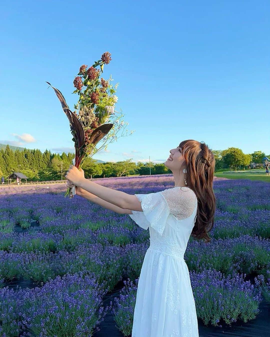 相場詩織さんのインスタグラム写真 - (相場詩織Instagram)「【美郷町 ラベンダー園】 ⁡ カレンダー撮影で 美郷町のラベンダー園さんにお邪魔しました📸 ⁡ 美郷町のオリジナル品種である 「美郷雪華」という白のラベンダーと 紫のラベンダーのコントラストが絶景です！ 近くで観るとお花の可愛らしさが分かり 俯瞰で観ると壮大な美しさ✨ ⁡ ラベンダー園を含む一帯が大台野広場として 広々とした公園が整備されているので 家族連れも多く見られました☺️ 今年は無事ラベンダーまつりが開催されて よかったですね♡ ⁡ ヘアメイクさんがこの日のために 作って下さったフラワーアレンジメントを 持って私もうきうきで撮影していました💐 ⁡この日は夕陽が綺麗で癒されたなぁ。 ⁡ ＊感染症対策のため、お客様が少ない時間帯に撮影しています。 美郷町に事前に撮影許可をいただいております。 ⁡ #東北 #東北旅行 #東北PR局 #行くぜ東北 #秋田 #秋田観光 #絶景 #花畑 #花束 #フラワーアレンジメント #白ドレス #ヘアアレンジ #ハーフアップ #akita #akita_feature #visitjapan #パーマ #デジタルパーマ #韓国風パーマ」7月3日 21時18分 - shioriaiba0801