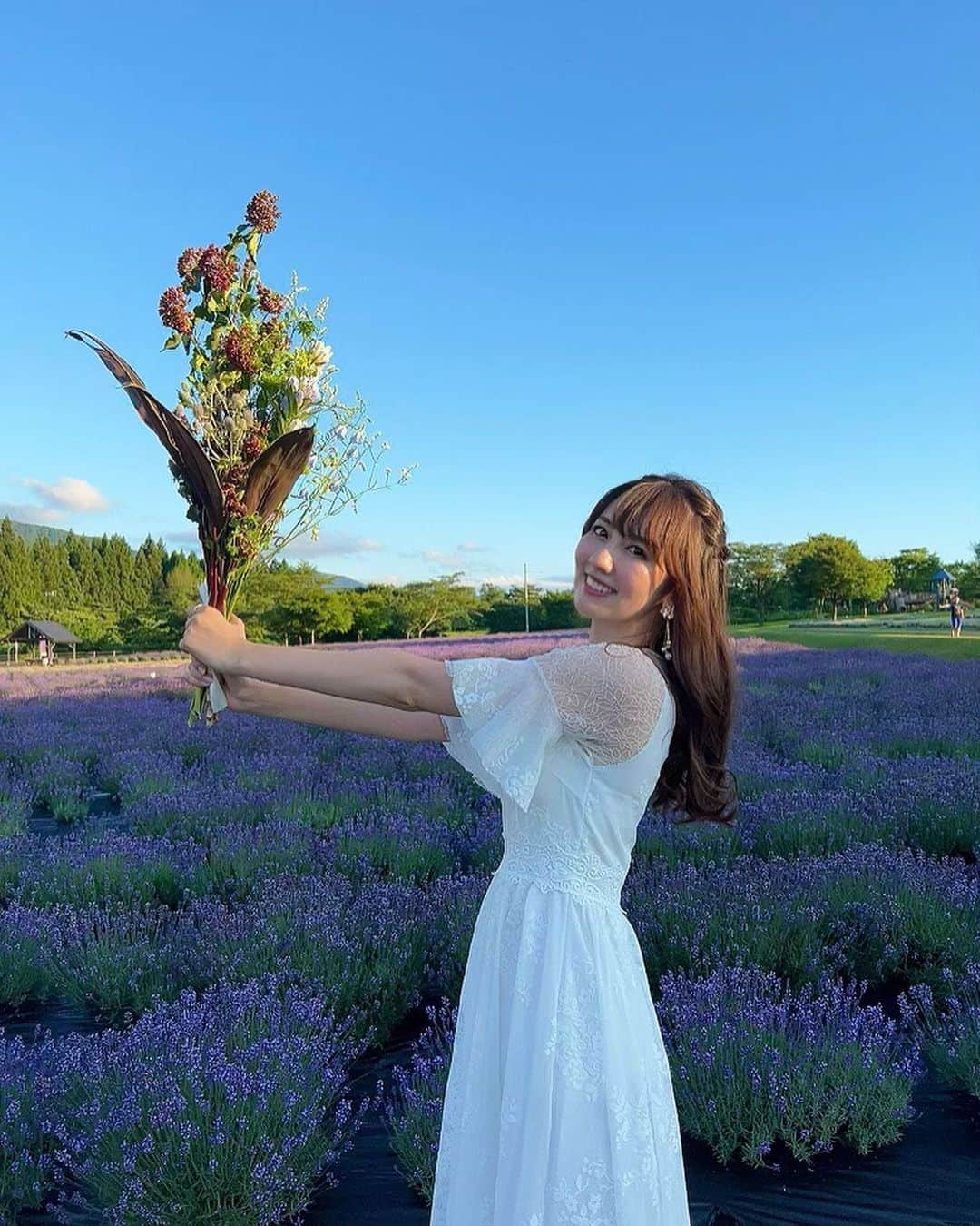 相場詩織さんのインスタグラム写真 - (相場詩織Instagram)「【美郷町 ラベンダー園】 ⁡ カレンダー撮影で 美郷町のラベンダー園さんにお邪魔しました📸 ⁡ 美郷町のオリジナル品種である 「美郷雪華」という白のラベンダーと 紫のラベンダーのコントラストが絶景です！ 近くで観るとお花の可愛らしさが分かり 俯瞰で観ると壮大な美しさ✨ ⁡ ラベンダー園を含む一帯が大台野広場として 広々とした公園が整備されているので 家族連れも多く見られました☺️ 今年は無事ラベンダーまつりが開催されて よかったですね♡ ⁡ ヘアメイクさんがこの日のために 作って下さったフラワーアレンジメントを 持って私もうきうきで撮影していました💐 ⁡この日は夕陽が綺麗で癒されたなぁ。 ⁡ ＊感染症対策のため、お客様が少ない時間帯に撮影しています。 美郷町に事前に撮影許可をいただいております。 ⁡ #東北 #東北旅行 #東北PR局 #行くぜ東北 #秋田 #秋田観光 #絶景 #花畑 #花束 #フラワーアレンジメント #白ドレス #ヘアアレンジ #ハーフアップ #akita #akita_feature #visitjapan #パーマ #デジタルパーマ #韓国風パーマ」7月3日 21時18分 - shioriaiba0801