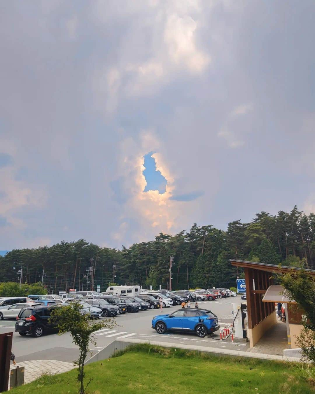 中田有紀さんのインスタグラム写真 - (中田有紀Instagram)「週末に見た空。 天国への扉が開いた瞬間かと思った✨😳 ５分後に見たらもうなくなっていました☁ あ、チコリータにも見えるな🌿 #空 #雲 #向こう側には何がある #チコリータ #娘の影響で #ポケモンに詳しくなる」7月4日 0時08分 - akinakada0508