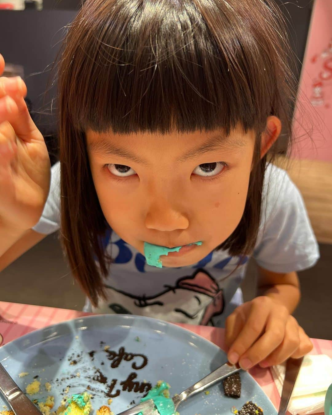 甘糟記子さんのインスタグラム写真 - (甘糟記子Instagram)「土曜日、浅草食い倒れから戻って、姫と今度はTiny TAN cafeへ！  3日までだったからギリギリ来られた(o^^o)  お店の中はずっとBTSの曲が流れてるし、姫はウキウキよね(≧∀≦)  でもこういう期間限定のコラボカフェって、気持ちにゆとりを持っていかないとイライラする事が多い（笑）  まあ姫の嬉しそうな顔見れたからいいんだけどね╰(*´︶`*)╯♡  美味しい〜！って青いクリームのケーキ食べてたら口の中も歯も青くなっててびっくりしたわ（笑）  まだまだ可愛くて仕方ない\(//∇//)\  どこでも連れて行ってあげたくなりますね！（笑）  #姫#息子殿姫#可愛くて仕方ない#大好き#嬉しそう#tinytancafe #新宿#コラボカフェ」7月4日 6時09分 - norihey924