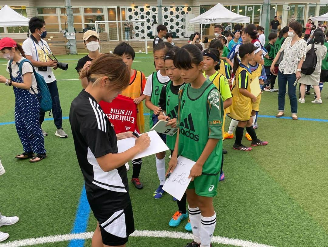 岩渕真奈さんのインスタグラム写真 - (岩渕真奈Instagram)「⚽️👧🏻❤️ ⁡ 岩渕真奈スペインチャレンジセレクション ⁡ 東京、大阪、福岡 全会場終了しました！！！ ⁡ 初めての選ぶ側☑︎☑︎☑︎ いろんな観点から見て、もっと女子サッカーが発展していったらいいなと心から思いました。 ⁡ 計50人の選手達から 自分自身も学ぶ事がたくさんあった3日間。 自分の好きな事、やってて楽しい事で上を目指し、いろんな世界を知れる事。子供の時こそこの環境以上の事はないと思います！ ⁡ 夢を持って一生懸命チャレンジする姿 本当にきらきらでみんなかっこよかったです🥺💖 ⁡ 参加してくれたみなさん いろいろな方面から協力してくれたみなさん ありがとうございました🙇‍♀️✨ ⁡ いち女子サッカー選手として、これからも普及発展に向けてやれる事をやっていきたいと思います🫡⚽️ ⁡ #女子サッカー」7月4日 7時13分 - iwabuchi.m_jp