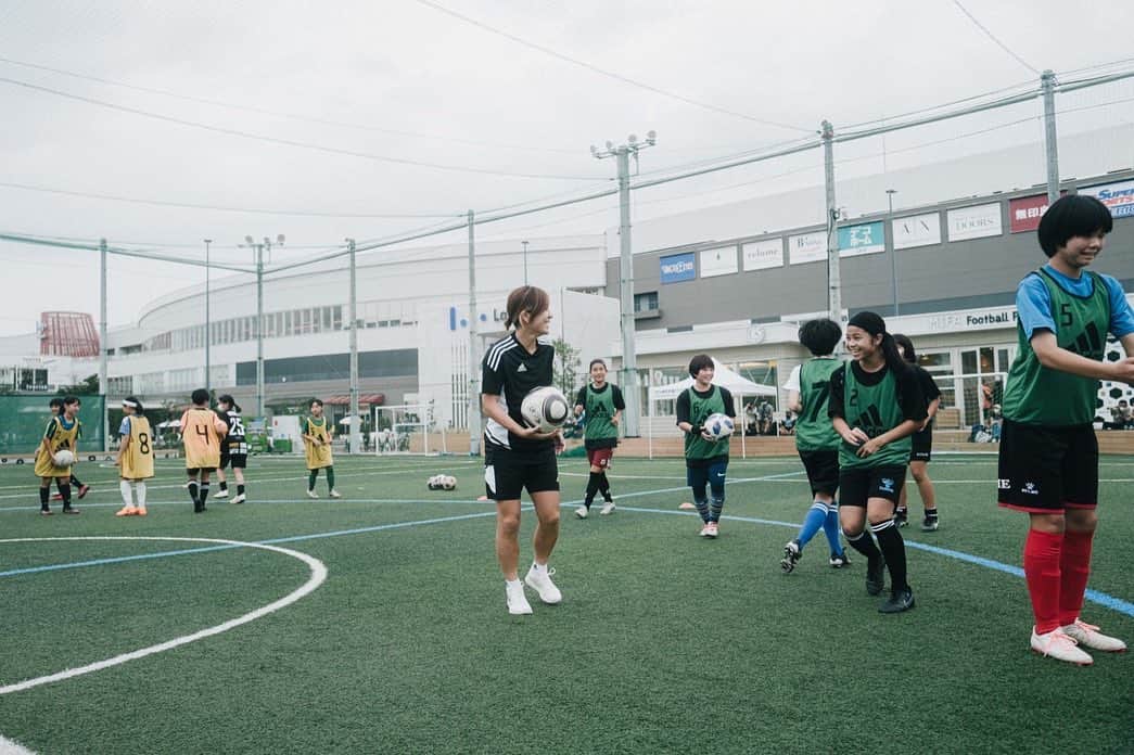 岩渕真奈さんのインスタグラム写真 - (岩渕真奈Instagram)「⚽️👧🏻❤️ ⁡ 岩渕真奈スペインチャレンジセレクション ⁡ 東京、大阪、福岡 全会場終了しました！！！ ⁡ 初めての選ぶ側☑︎☑︎☑︎ いろんな観点から見て、もっと女子サッカーが発展していったらいいなと心から思いました。 ⁡ 計50人の選手達から 自分自身も学ぶ事がたくさんあった3日間。 自分の好きな事、やってて楽しい事で上を目指し、いろんな世界を知れる事。子供の時こそこの環境以上の事はないと思います！ ⁡ 夢を持って一生懸命チャレンジする姿 本当にきらきらでみんなかっこよかったです🥺💖 ⁡ 参加してくれたみなさん いろいろな方面から協力してくれたみなさん ありがとうございました🙇‍♀️✨ ⁡ いち女子サッカー選手として、これからも普及発展に向けてやれる事をやっていきたいと思います🫡⚽️ ⁡ #女子サッカー」7月4日 7時13分 - iwabuchi.m_jp