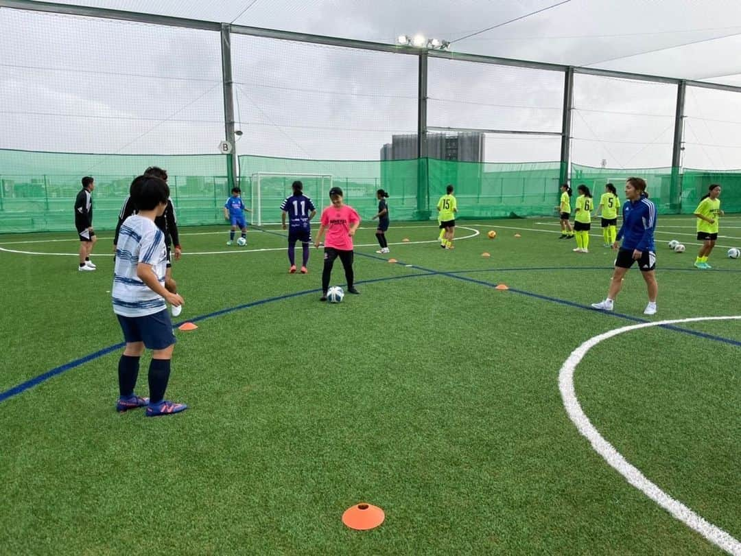 岩渕真奈さんのインスタグラム写真 - (岩渕真奈Instagram)「⚽️👧🏻❤️ ⁡ 岩渕真奈スペインチャレンジセレクション ⁡ 東京、大阪、福岡 全会場終了しました！！！ ⁡ 初めての選ぶ側☑︎☑︎☑︎ いろんな観点から見て、もっと女子サッカーが発展していったらいいなと心から思いました。 ⁡ 計50人の選手達から 自分自身も学ぶ事がたくさんあった3日間。 自分の好きな事、やってて楽しい事で上を目指し、いろんな世界を知れる事。子供の時こそこの環境以上の事はないと思います！ ⁡ 夢を持って一生懸命チャレンジする姿 本当にきらきらでみんなかっこよかったです🥺💖 ⁡ 参加してくれたみなさん いろいろな方面から協力してくれたみなさん ありがとうございました🙇‍♀️✨ ⁡ いち女子サッカー選手として、これからも普及発展に向けてやれる事をやっていきたいと思います🫡⚽️ ⁡ #女子サッカー」7月4日 7時13分 - iwabuchi.m_jp