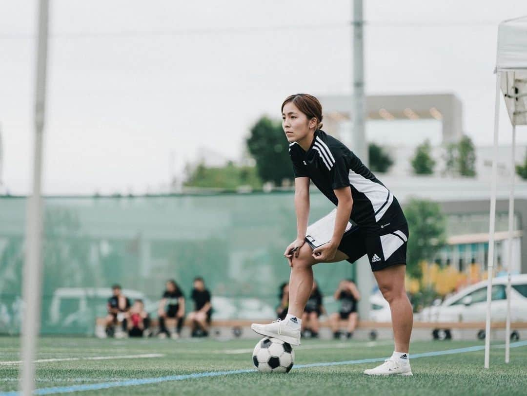 岩渕真奈さんのインスタグラム写真 - (岩渕真奈Instagram)「⚽️👧🏻❤️ ⁡ 岩渕真奈スペインチャレンジセレクション ⁡ 東京、大阪、福岡 全会場終了しました！！！ ⁡ 初めての選ぶ側☑︎☑︎☑︎ いろんな観点から見て、もっと女子サッカーが発展していったらいいなと心から思いました。 ⁡ 計50人の選手達から 自分自身も学ぶ事がたくさんあった3日間。 自分の好きな事、やってて楽しい事で上を目指し、いろんな世界を知れる事。子供の時こそこの環境以上の事はないと思います！ ⁡ 夢を持って一生懸命チャレンジする姿 本当にきらきらでみんなかっこよかったです🥺💖 ⁡ 参加してくれたみなさん いろいろな方面から協力してくれたみなさん ありがとうございました🙇‍♀️✨ ⁡ いち女子サッカー選手として、これからも普及発展に向けてやれる事をやっていきたいと思います🫡⚽️ ⁡ #女子サッカー」7月4日 7時13分 - iwabuchi.m_jp