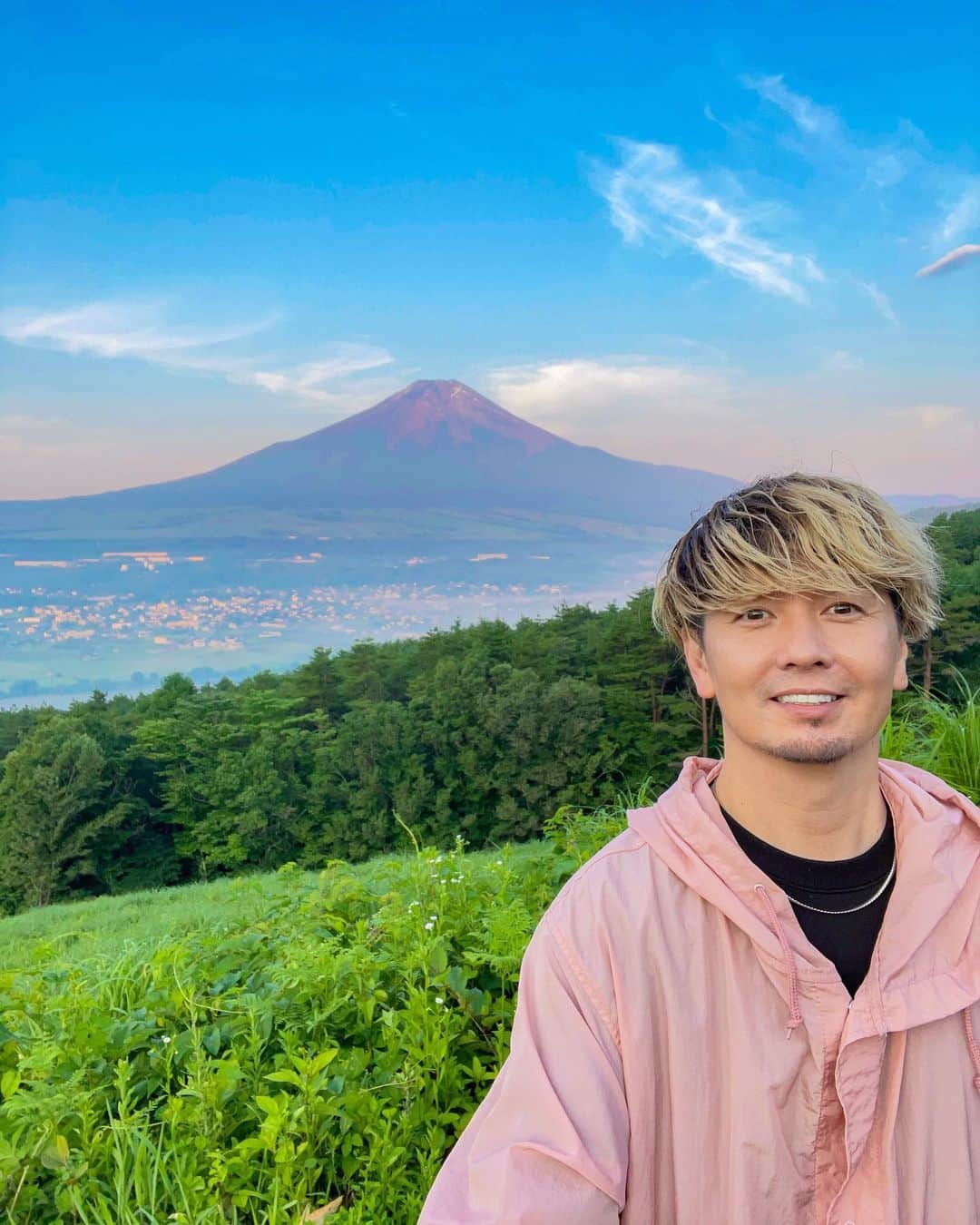 SHOCK EYEさんのインスタグラム写真 - (SHOCK EYEInstagram)「富士山を見ると心が洗われたような気持ちになる。  真っ暗な空が太陽に照らされて青みを帯びてくると浮かび上がってくるその姿。  まるで絵に描いたようなその光景は、見るものに穏やかな心とパワーを与えてくれる🙏✨  @shockeye_shrinegram の入会募集期間。 葛飾北斎の赤富士と同じ構図の富士山を撮って皆に元気になってもらいたい！ と深夜からスタンバって頑張ってみたよ＾＾  撮影できたのは、 ピンク色に近い淡い赤富士。 残雪もほんの少しだけ残ってたし、、どうかな？  昔から開運の赤富士と言われてるからさ、皆の運がどうか開かれますように🙏✨  #富士山 #赤富士 #葛飾北斎 #凱風快晴 #moa美術館 #富嶽三十六景 #葛飾SHOCK斎 #shrinegram #fujisan #mtfuji #worldheritage」7月4日 8時33分 - shockeye_official