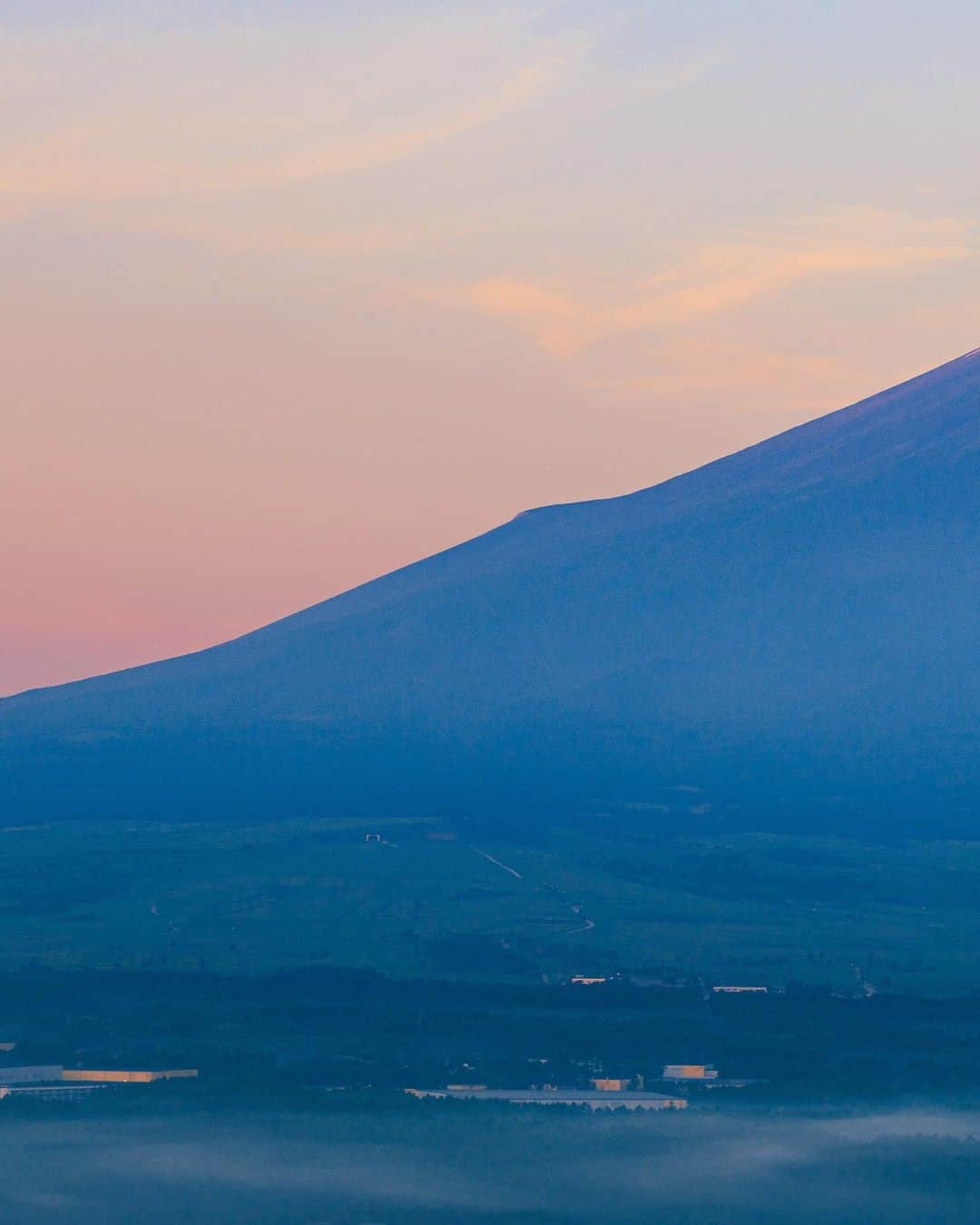 SHOCK EYEさんのインスタグラム写真 - (SHOCK EYEInstagram)「富士山を見ると心が洗われたような気持ちになる。  真っ暗な空が太陽に照らされて青みを帯びてくると浮かび上がってくるその姿。  まるで絵に描いたようなその光景は、見るものに穏やかな心とパワーを与えてくれる🙏✨  @shockeye_shrinegram の入会募集期間。 葛飾北斎の赤富士と同じ構図の富士山を撮って皆に元気になってもらいたい！ と深夜からスタンバって頑張ってみたよ＾＾  撮影できたのは、 ピンク色に近い淡い赤富士。 残雪もほんの少しだけ残ってたし、、どうかな？  昔から開運の赤富士と言われてるからさ、皆の運がどうか開かれますように🙏✨  #富士山 #赤富士 #葛飾北斎 #凱風快晴 #moa美術館 #富嶽三十六景 #葛飾SHOCK斎 #shrinegram #fujisan #mtfuji #worldheritage」7月4日 8時33分 - shockeye_official