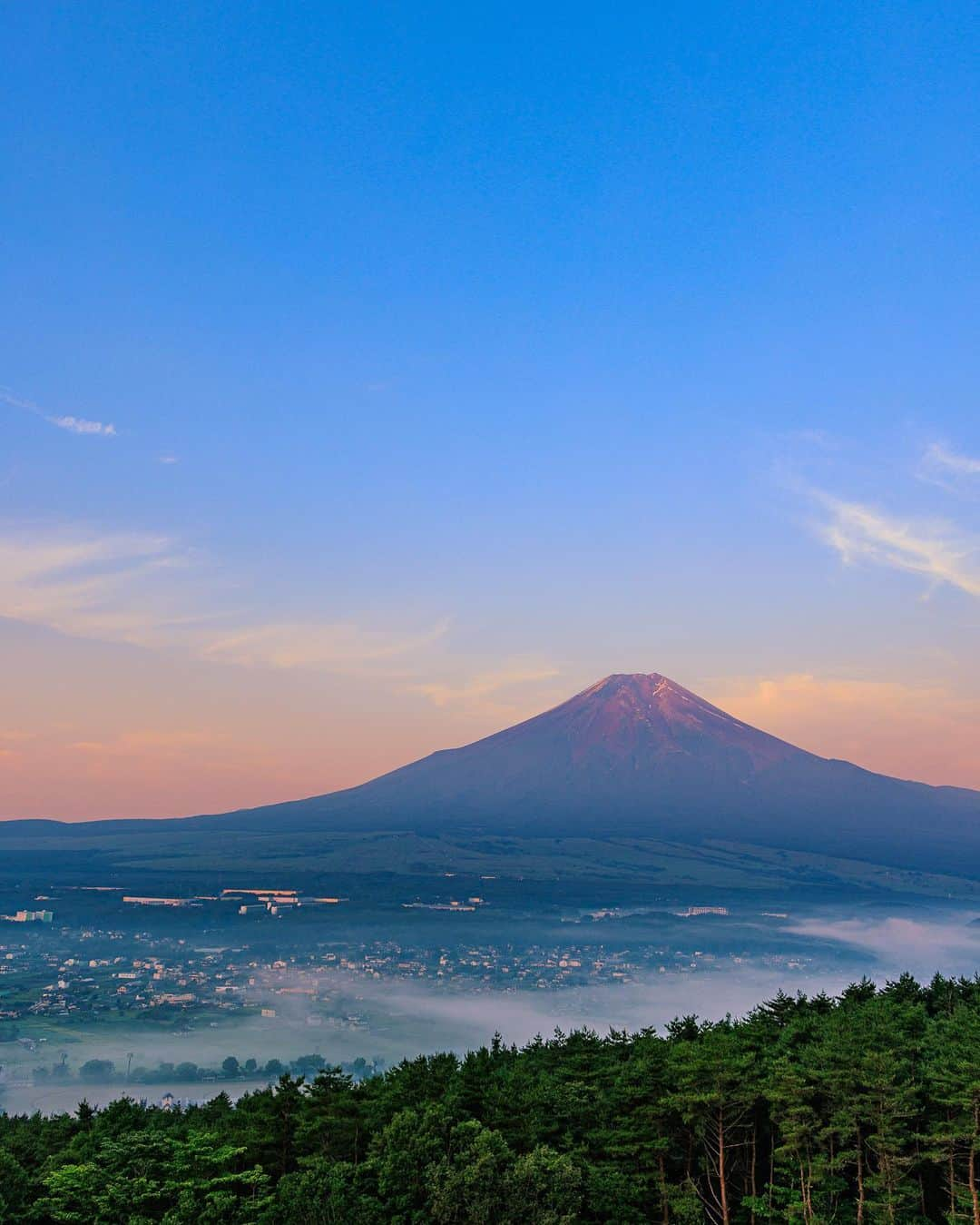 SHOCK EYEさんのインスタグラム写真 - (SHOCK EYEInstagram)「富士山を見ると心が洗われたような気持ちになる。  真っ暗な空が太陽に照らされて青みを帯びてくると浮かび上がってくるその姿。  まるで絵に描いたようなその光景は、見るものに穏やかな心とパワーを与えてくれる🙏✨  @shockeye_shrinegram の入会募集期間。 葛飾北斎の赤富士と同じ構図の富士山を撮って皆に元気になってもらいたい！ と深夜からスタンバって頑張ってみたよ＾＾  撮影できたのは、 ピンク色に近い淡い赤富士。 残雪もほんの少しだけ残ってたし、、どうかな？  昔から開運の赤富士と言われてるからさ、皆の運がどうか開かれますように🙏✨  #富士山 #赤富士 #葛飾北斎 #凱風快晴 #moa美術館 #富嶽三十六景 #葛飾SHOCK斎 #shrinegram #fujisan #mtfuji #worldheritage」7月4日 8時33分 - shockeye_official