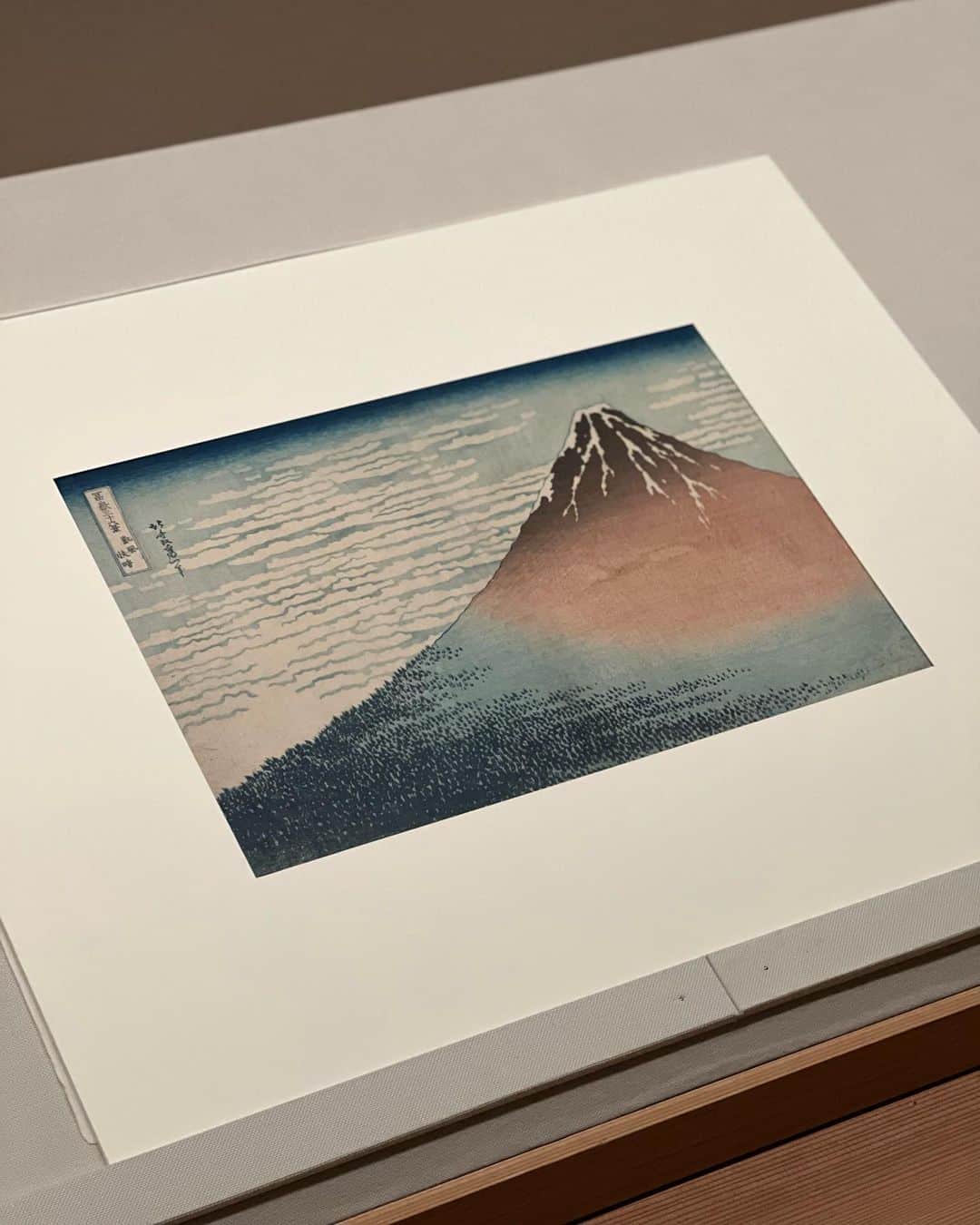 SHOCK EYEさんのインスタグラム写真 - (SHOCK EYEInstagram)「富士山を見ると心が洗われたような気持ちになる。  真っ暗な空が太陽に照らされて青みを帯びてくると浮かび上がってくるその姿。  まるで絵に描いたようなその光景は、見るものに穏やかな心とパワーを与えてくれる🙏✨  @shockeye_shrinegram の入会募集期間。 葛飾北斎の赤富士と同じ構図の富士山を撮って皆に元気になってもらいたい！ と深夜からスタンバって頑張ってみたよ＾＾  撮影できたのは、 ピンク色に近い淡い赤富士。 残雪もほんの少しだけ残ってたし、、どうかな？  昔から開運の赤富士と言われてるからさ、皆の運がどうか開かれますように🙏✨  #富士山 #赤富士 #葛飾北斎 #凱風快晴 #moa美術館 #富嶽三十六景 #葛飾SHOCK斎 #shrinegram #fujisan #mtfuji #worldheritage」7月4日 8時33分 - shockeye_official