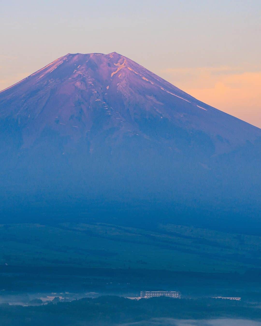SHOCK EYEさんのインスタグラム写真 - (SHOCK EYEInstagram)「富士山を見ると心が洗われたような気持ちになる。  真っ暗な空が太陽に照らされて青みを帯びてくると浮かび上がってくるその姿。  まるで絵に描いたようなその光景は、見るものに穏やかな心とパワーを与えてくれる🙏✨  @shockeye_shrinegram の入会募集期間。 葛飾北斎の赤富士と同じ構図の富士山を撮って皆に元気になってもらいたい！ と深夜からスタンバって頑張ってみたよ＾＾  撮影できたのは、 ピンク色に近い淡い赤富士。 残雪もほんの少しだけ残ってたし、、どうかな？  昔から開運の赤富士と言われてるからさ、皆の運がどうか開かれますように🙏✨  #富士山 #赤富士 #葛飾北斎 #凱風快晴 #moa美術館 #富嶽三十六景 #葛飾SHOCK斎 #shrinegram #fujisan #mtfuji #worldheritage」7月4日 8時33分 - shockeye_official