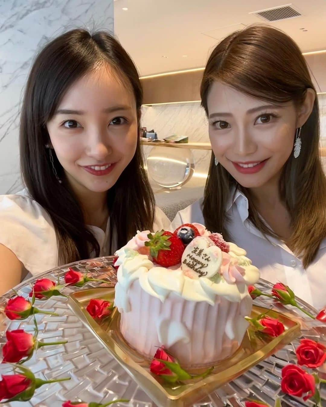 板野友美さんのインスタグラム写真 - (板野友美Instagram)「31歳になりました🕊 当日は同じ誕生日の親友と。 19歳からずっとそばにいてくれて 大好きなひと❤️‍🔥beginnerでの出会い！あれから12年かぁ。  2人で毎年プレゼント交換ならぬ プレゼント購入会をしてるんだけど 今年は娘も一緒にお買い物🩰 想像以上にバタバタバタコ！ お揃いの @prada  bagにしました サブバックとしても使えそうだなぁと🤍´-  そして伊勢丹さんがサプライズで お祝いしてくださいました🥂 lolioli365のケーキにRosyluceぽく バラを装飾してくださって本当に素敵な皆さま🥰 充実した一年になりますように🫧 や、自ら充実した一年にしていきましょうー！  #誕生日 #31歳 #7月3日」7月4日 9時41分 - tomo.i_0703