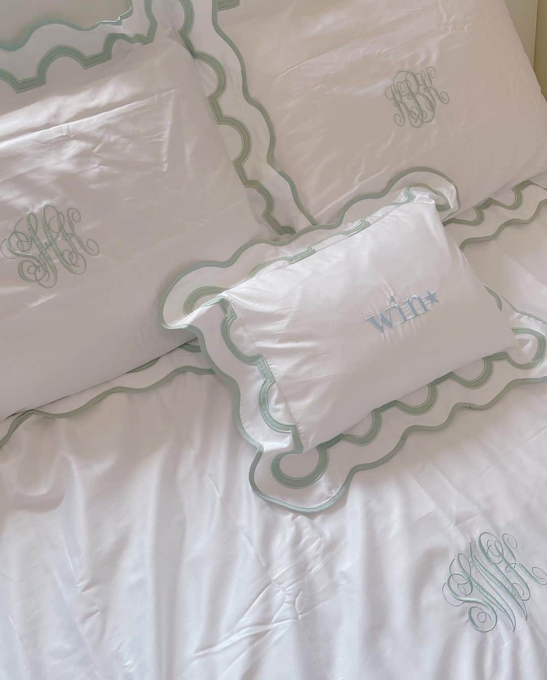 浜田翔子さんのインスタグラム写真 - (浜田翔子Instagram)「#ホテルライクインテリア　の 掛け布団カバーピローケースが届いたよ✨ 寝室が白く綺麗だと嬉しい〜 そして寝心地も良くて 長く居る場所、長く使えるものだから きもちいいシーツいいね。 子育てがはじまってから睡眠の大事さを知りました🥹  刺繍もオーダー🧵いろんなデザインから選べて家族イニシャルいれたりかわいい...♡ 手触りも良くて生地もラグジュアリーホテルで使われている高級シーツ以上なんだって✨（ほんとに気持ちいい。。）  公式サイトと新宿伊勢丹、渋谷スクランブルスクエアや関西、他にも店舗があります✨ 私は公式サイトからだけど店舗で見て触って選ぶのも良さそう✨  @hotellikeinterior  #ホテルライクインテリア #pr   まさかの坊やつかまり立ちして 肌触り確かめてて面白い写真撮れた♡」7月4日 11時17分 - shoko_hamada