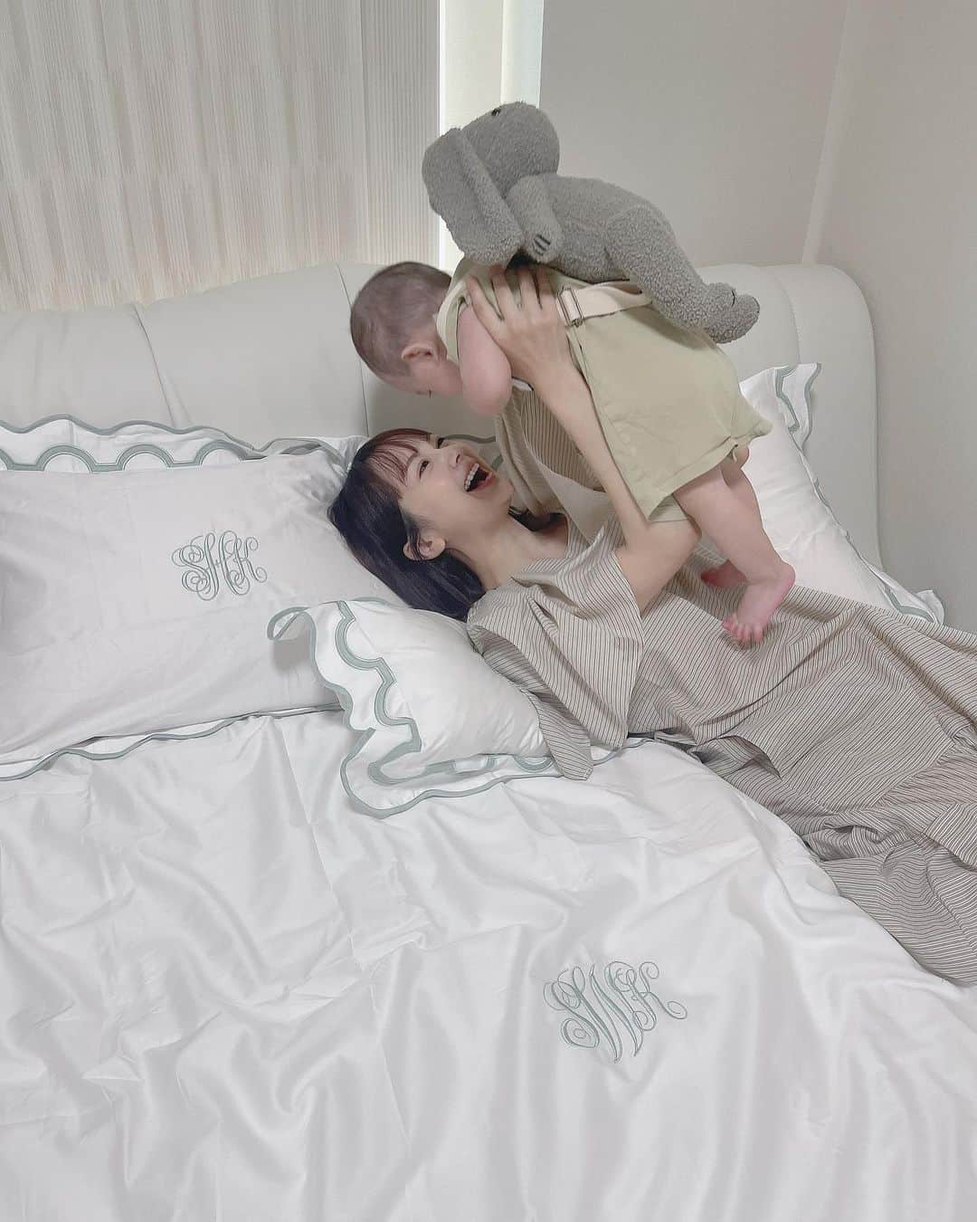 浜田翔子さんのインスタグラム写真 - (浜田翔子Instagram)「#ホテルライクインテリア　の 掛け布団カバーピローケースが届いたよ✨ 寝室が白く綺麗だと嬉しい〜 そして寝心地も良くて 長く居る場所、長く使えるものだから きもちいいシーツいいね。 子育てがはじまってから睡眠の大事さを知りました🥹  刺繍もオーダー🧵いろんなデザインから選べて家族イニシャルいれたりかわいい...♡ 手触りも良くて生地もラグジュアリーホテルで使われている高級シーツ以上なんだって✨（ほんとに気持ちいい。。）  公式サイトと新宿伊勢丹、渋谷スクランブルスクエアや関西、他にも店舗があります✨ 私は公式サイトからだけど店舗で見て触って選ぶのも良さそう✨  @hotellikeinterior  #ホテルライクインテリア #pr   まさかの坊やつかまり立ちして 肌触り確かめてて面白い写真撮れた♡」7月4日 11時17分 - shoko_hamada