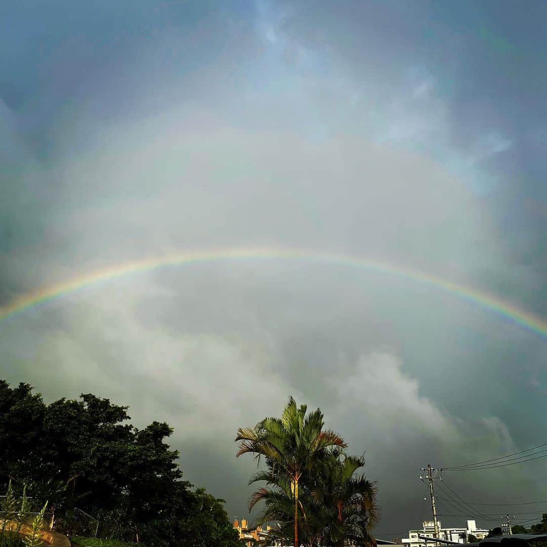 田中律子さんのインスタグラム写真 - (田中律子Instagram)「沖縄は台風が通過💨して、今日は快晴🌞🌴  昨日は、夕方大きな虹🌈が出てキレイだったーー✨  No Rain☔️No Rainbow🌈🧡  #okinawa  #okinawalife  #beachlife  #rainbow  #norainnorainbow  #海のある生活  #台風の後」7月4日 12時31分 - ri2kotanaka