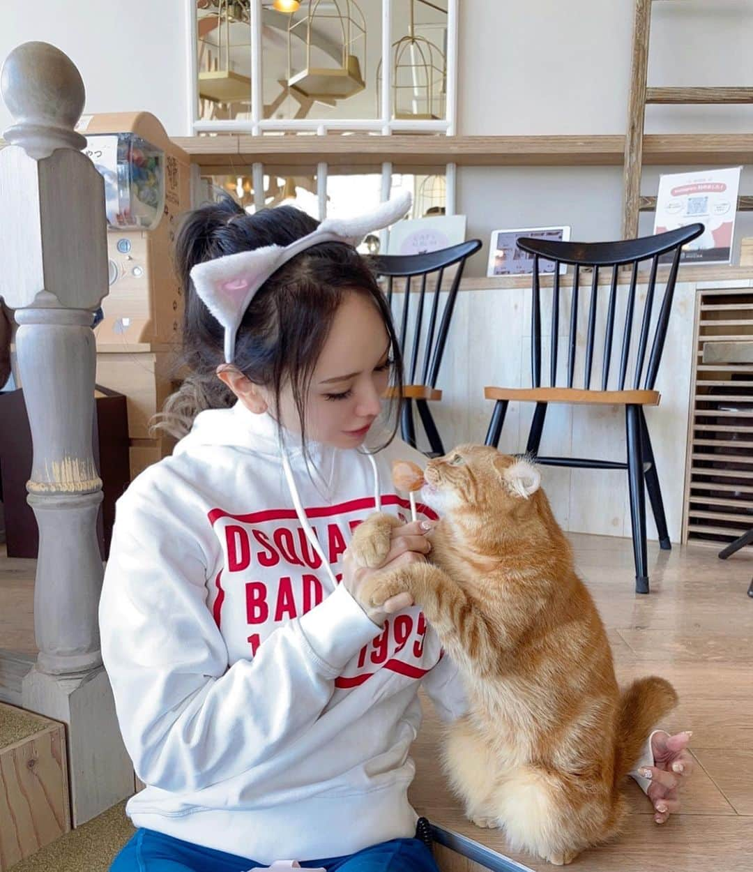 桜ゆみさんのインスタグラム写真 - (桜ゆみInstagram)「. 猫カフェに住みたい…🥲😸💖  ここ数ヶ月夜になると浮腫がひどくて酷くて😭 眠れないくらいひどい…😭 お布団重ねた上に足乗せたりしてるけど もうどうにもならなくてやっとセルフケア💦遅😹 とにかくめんどくさがりだから楽チンが良くて🥲 指圧マッサージとかは手が疲れるから🤣 マッサージローラーやってみてるよー✨ 地味に痛い😭でも足は楽になる😻 コンパクトだからベッドサイドに置いてるよー🫶 楽天で買えるよん💕 ハイライトの愛用品②にリンクつけるね🫶 .  🧘‍♀️▶︎ @kuraracosme  #マッサージローラー #筋膜リリース #ヨガのある暮らし #マッサージグッズ #セルフケア #クララコスメ #pido #トリドリベース #浮腫み解消 #浮腫み改善 PR」7月4日 13時36分 - yumi.sakura1111