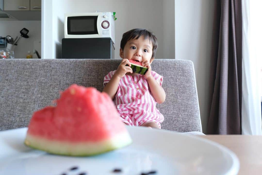 武智志穂さんのインスタグラム写真 - (武智志穂Instagram)「あなたの美味しそうに食べてるときの表情好きよ🍉 （ちなみに自分の分食べて、大人の分横取りしてるの図。）  #えいけんdiary #二卵性双生児」7月4日 13時47分 - shiho_takechi
