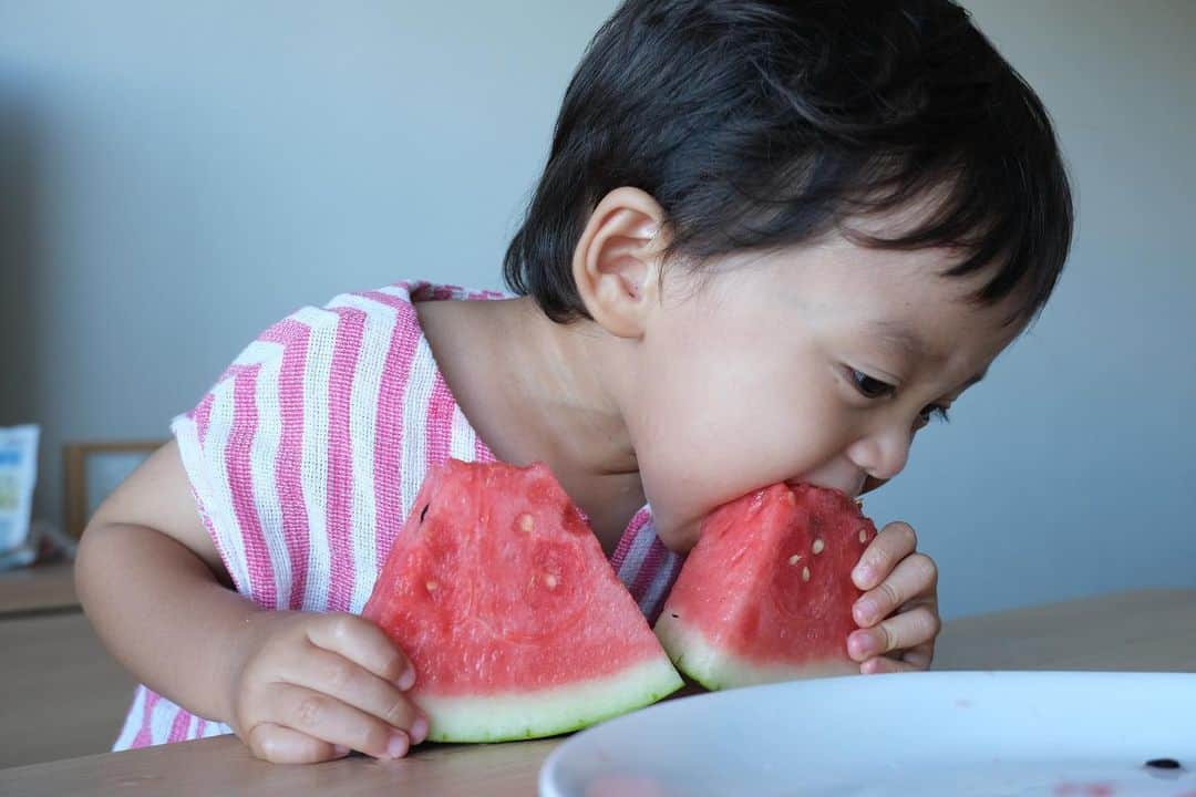 武智志穂さんのインスタグラム写真 - (武智志穂Instagram)「あなたの美味しそうに食べてるときの表情好きよ🍉 （ちなみに自分の分食べて、大人の分横取りしてるの図。）  #えいけんdiary #二卵性双生児」7月4日 13時47分 - shiho_takechi