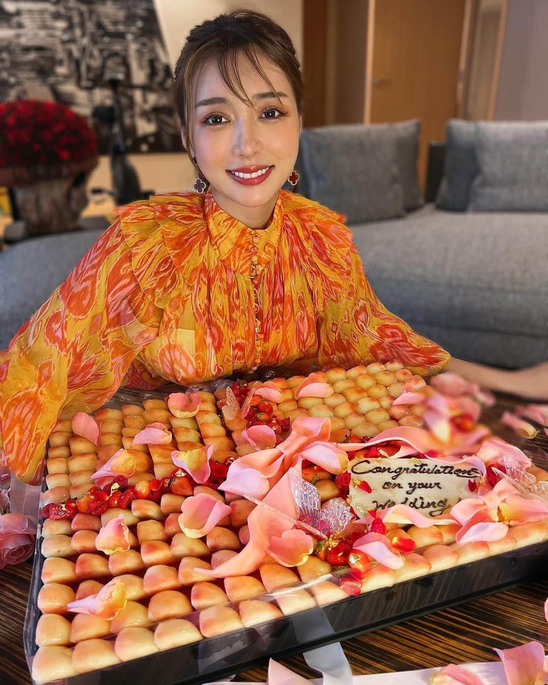 濱野りれさんのインスタグラム写真 - (濱野りれInstagram)「Thank you for all your love!! A huge cake arrived at my house😂❤️ This beautiful cake is @natsuko.ete 's Fleurs d’été. She is the first Japanese woman to be the Asia's best pastry chef! This is the largest Fleurs d’ été in her history😂Omg Thanks again🙏💕  . サプライズでEteの特大ケーキが家にきた😂❤️ なっちゃん史上最大のフルールドエテらしい😂🙏 素敵なサプライズをありがとうございました🥺💕🫶  #cake #fleursdété #été #natsukoshoji #specialcake #エテ #フルールドエテ」7月4日 14時36分 - riregram
