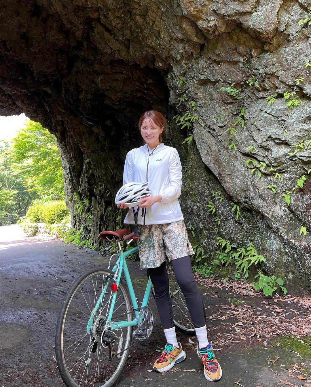 佐野真彩さんのインスタグラム写真 - (佐野真彩Instagram)「今月の🚲で行った箇所の１つ #数馬隧道  大正5年に作られ、素掘りの状態で残る東京の公共トンネルはこちらのみだそう💡 この隧道（トンネル）が出来るまでは、更にこの上に青梅街道があったんだって👀 景色も綺麗でした🌿  この日の自転車ウェアは @jackwolfskin.jp 🐺白のパーカーは以前からよく着ていてヘビロテしてます。ショーパンの柄もジャックぽくて可愛い🫶  先日、展示会にも行ってきて新作をリサーチしてきました🔎 アウトドアグッツもレディースも更に充実していたよ⛺️✨ ちゃっかり着ている白のロングシャツも新作です。着心地が軽かったりシワになりにくかったり...機能的で可愛い🤍 リュックも色々アレンジして小物を付けられるらしい！  自転車やアウトドア好きの方には特にオススメです☝️  #jackwolfskin #ジャックウルフスキン #アウトドアウェア　#サイクリングウェア　#奥多摩」7月4日 14時56分 - sano.maya