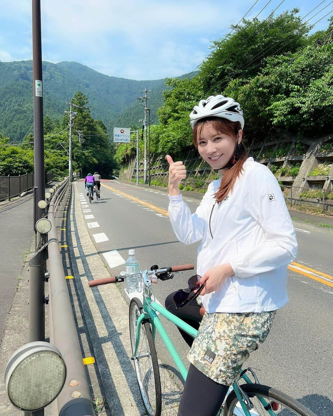 佐野真彩さんのインスタグラム写真 - (佐野真彩Instagram)「今月の🚲で行った箇所の１つ #数馬隧道  大正5年に作られ、素掘りの状態で残る東京の公共トンネルはこちらのみだそう💡 この隧道（トンネル）が出来るまでは、更にこの上に青梅街道があったんだって👀 景色も綺麗でした🌿  この日の自転車ウェアは @jackwolfskin.jp 🐺白のパーカーは以前からよく着ていてヘビロテしてます。ショーパンの柄もジャックぽくて可愛い🫶  先日、展示会にも行ってきて新作をリサーチしてきました🔎 アウトドアグッツもレディースも更に充実していたよ⛺️✨ ちゃっかり着ている白のロングシャツも新作です。着心地が軽かったりシワになりにくかったり...機能的で可愛い🤍 リュックも色々アレンジして小物を付けられるらしい！  自転車やアウトドア好きの方には特にオススメです☝️  #jackwolfskin #ジャックウルフスキン #アウトドアウェア　#サイクリングウェア　#奥多摩」7月4日 14時56分 - sano.maya