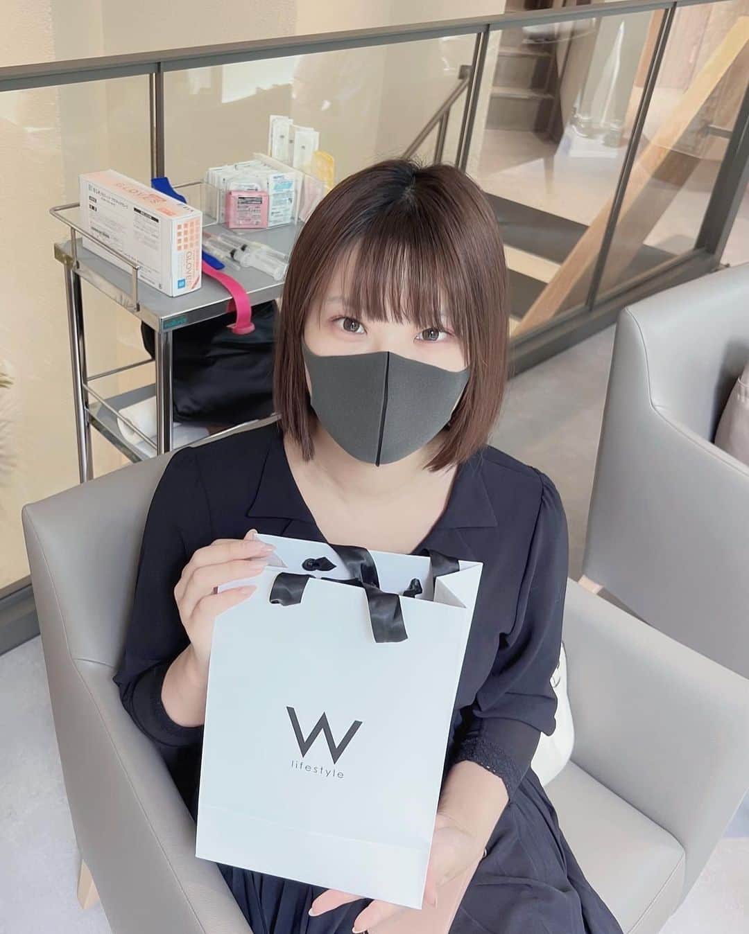 豊田さやかさんのインスタグラム写真 - (豊田さやかInstagram)「. . . . 新しくNew Openした美容クリニックの内覧会に呼んで頂くご縁があって、早速行ってきたよ🌟 . . まず、場所便利過ぎ〜‼️ そして、めちゃくちゃお洒落な空間∑(ﾟДﾟ) . . 素敵なおもてなしをして頂き感激🥺クリニックの中も案内して頂きました😌💓 . . . 美容クリニックといえば男子禁制のイメージあるけど、ここは男女共に通えるクリニックみたい😲 . 男性が受けられるメニューが豊富なので、「行ってみたいけど女子多いし行きにくいな...」と思ってる男の人はここなら行きやすそう😲 . . 男性も美意識高い時代だもんねぇ... . . 私のインスタのフォロワーさん、男性多いから、これは朗報じゃない？ねぇ？😎 . . 勿論、女性が受けられるメニューも沢山あって、私は幹細胞注射(エクソソーム)打ってきたよん✌️ この注射ずっと気になってたんよね！これから効果実感するの楽しみ〜😎 .  是非行ってみてねん✌️ . . #Wクリニックオム  #メンズクリニック大阪 #エクソソーム #幹細胞培養液  #メンズ脱毛 #美容クリニック #北新地 #美意識高い系男子  #美意識高い系女子 . @w_clinic_homme @adachi_mayumi . . 住所↓ 530-0002 . 大阪市北区曽根崎新地 1丁目7-30 北新地ビル1~5階 . 06-6710-9690 .」7月4日 17時22分 - toyosaya1230