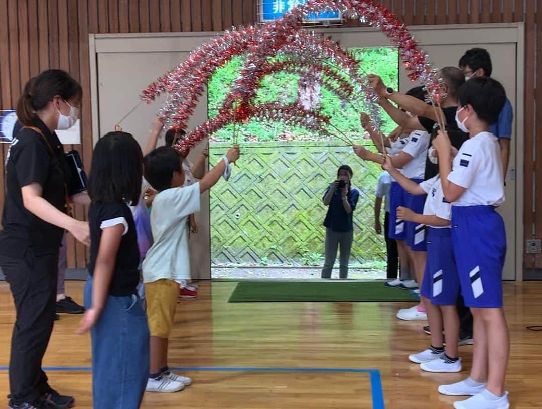 佐藤彩香さんのインスタグラム写真 - (佐藤彩香Instagram)「・ ・ ・ 今回は愛知県の小学校での 一輪車講習会でした🌼！！ ・ あいにくの雨でしたが 道中ののどかな景色に癒されながら🌳到着🏫！ ・ 子供たちのやる気がすごくて 色んな技にどんどん挑戦している姿を見てすごいなーっ☺️と思いました✨ ・ みんなに楽しかった人ー？？って聞いたら全員楽しかった🤭！！と手を上げてくれました🙌！ ・ 自分自身で上達を感じれる子も多く見かけられたのでこの調子でもっともっと頑張って自信をつけていって欲しいなと思います☺️！ ・ 講習会終わりには花道を作っていただきフサフサのモールトンネルも用意してくれました😌！ ウレシイ！！！ お世話になった先生方、子供たち、ベルマーク財団の担当者さんありがとうございました😆！ そしてこぎまゆ！！ 色々任せっぱなしで申し訳ないけど楽しい時間をありがとう😘笑 引き続きよろしくね💕 ・ ・ プールの壁画が可愛かったのでぱしゃり📸 ・ ・ ・ #一輪車　#一輪車講習会 #愛知県の小学校 #一輪車インストラクター」7月4日 17時31分 - ayaka_01_sato
