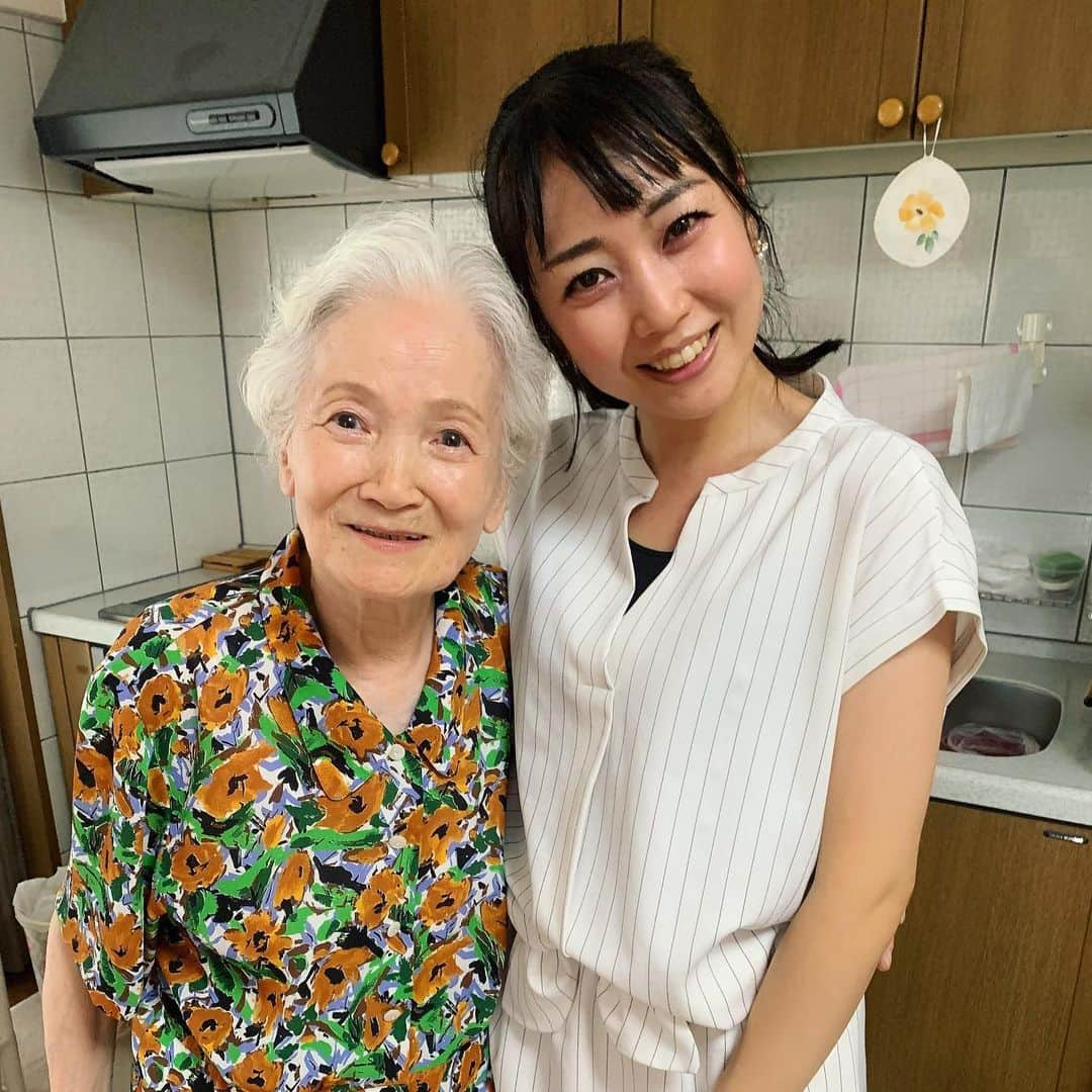 高橋沙織さんのインスタグラム写真 - (高橋沙織Instagram)「昨日は旦那さんと一緒に87歳のおばあちゃんに挨拶へ。 彼見たとたん声高くなって「あら〜おばあちゃんが好きなタイプやわぁ〜♡」と彼にボディタッチしまくり。 あぁ、さすが我が祖母... 私の遺伝子はここからきてるのか...  87歳やのにスマホでLINEも使いこなすおばあちゃん。 子どもの頃、お母さんが出かけてる時によく私を背負ってお店出てくれてたなぁ。 銭湯で身体洗いながら「さおりちゃんは美人やから将来はミス神戸やな〜」って言ってくれてたのに芸人なっちゃったけど。  結婚をすごく喜んでくれて、 寿命が伸びたわぁ〜って言ってた。 長生きしてね。  #アルミカン高橋 #おばあちゃん #祖母 #挨拶 #男性の前でぶりっ子 #遺伝子のすごさ  #アルミカン高橋のルーツ #現代的な祖母 #LINE #スタンプも使いこなす」7月4日 17時47分 - arumikan_saorin