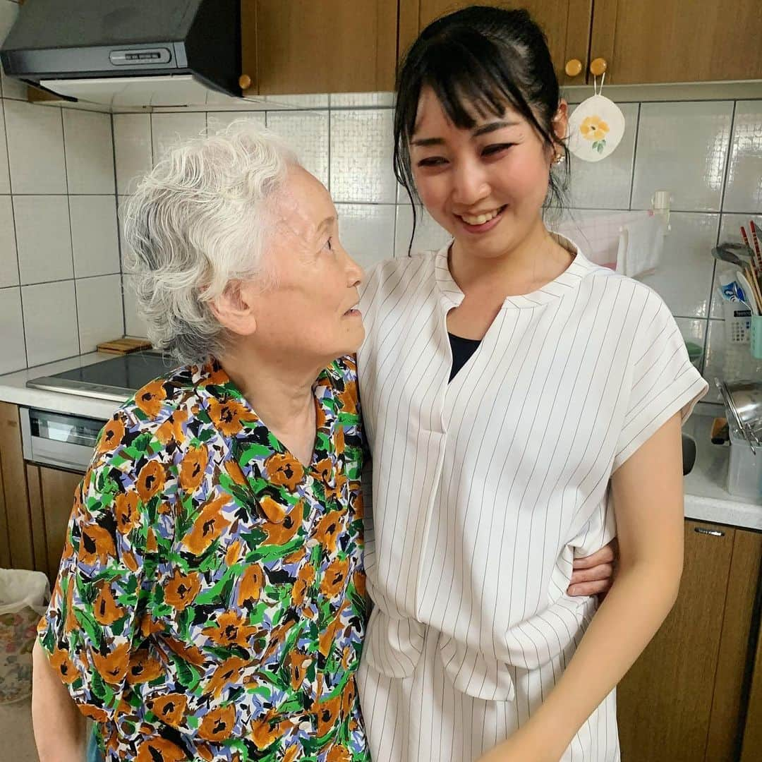 高橋沙織さんのインスタグラム写真 - (高橋沙織Instagram)「昨日は旦那さんと一緒に87歳のおばあちゃんに挨拶へ。 彼見たとたん声高くなって「あら〜おばあちゃんが好きなタイプやわぁ〜♡」と彼にボディタッチしまくり。 あぁ、さすが我が祖母... 私の遺伝子はここからきてるのか...  87歳やのにスマホでLINEも使いこなすおばあちゃん。 子どもの頃、お母さんが出かけてる時によく私を背負ってお店出てくれてたなぁ。 銭湯で身体洗いながら「さおりちゃんは美人やから将来はミス神戸やな〜」って言ってくれてたのに芸人なっちゃったけど。  結婚をすごく喜んでくれて、 寿命が伸びたわぁ〜って言ってた。 長生きしてね。  #アルミカン高橋 #おばあちゃん #祖母 #挨拶 #男性の前でぶりっ子 #遺伝子のすごさ  #アルミカン高橋のルーツ #現代的な祖母 #LINE #スタンプも使いこなす」7月4日 17時47分 - arumikan_saorin