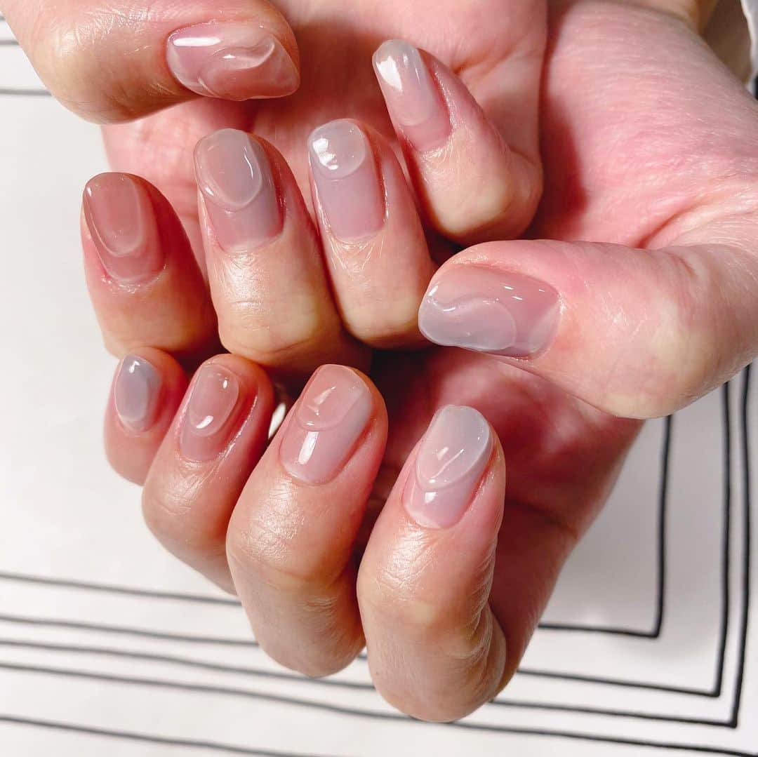 須田亜香里さんのインスタグラム写真 - (須田亜香里Instagram)「うっすらグラデーションになっていて、うるうるツヤツヤのシンプル可愛い爪です。 #うるつやネイル」7月4日 17時53分 - akarisuda